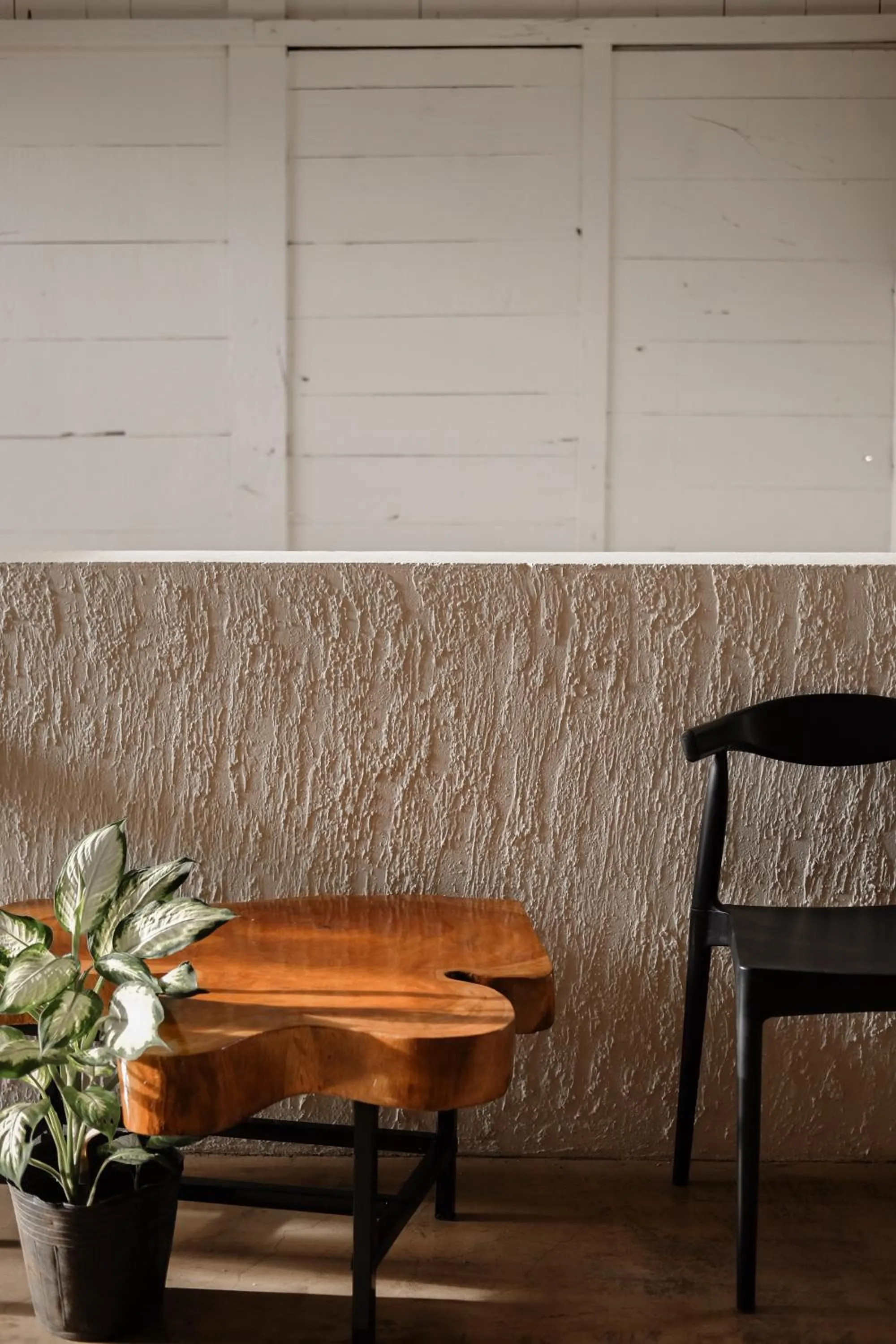 Communal lounge/ TV room in Ceda Guest House by HiveRooms