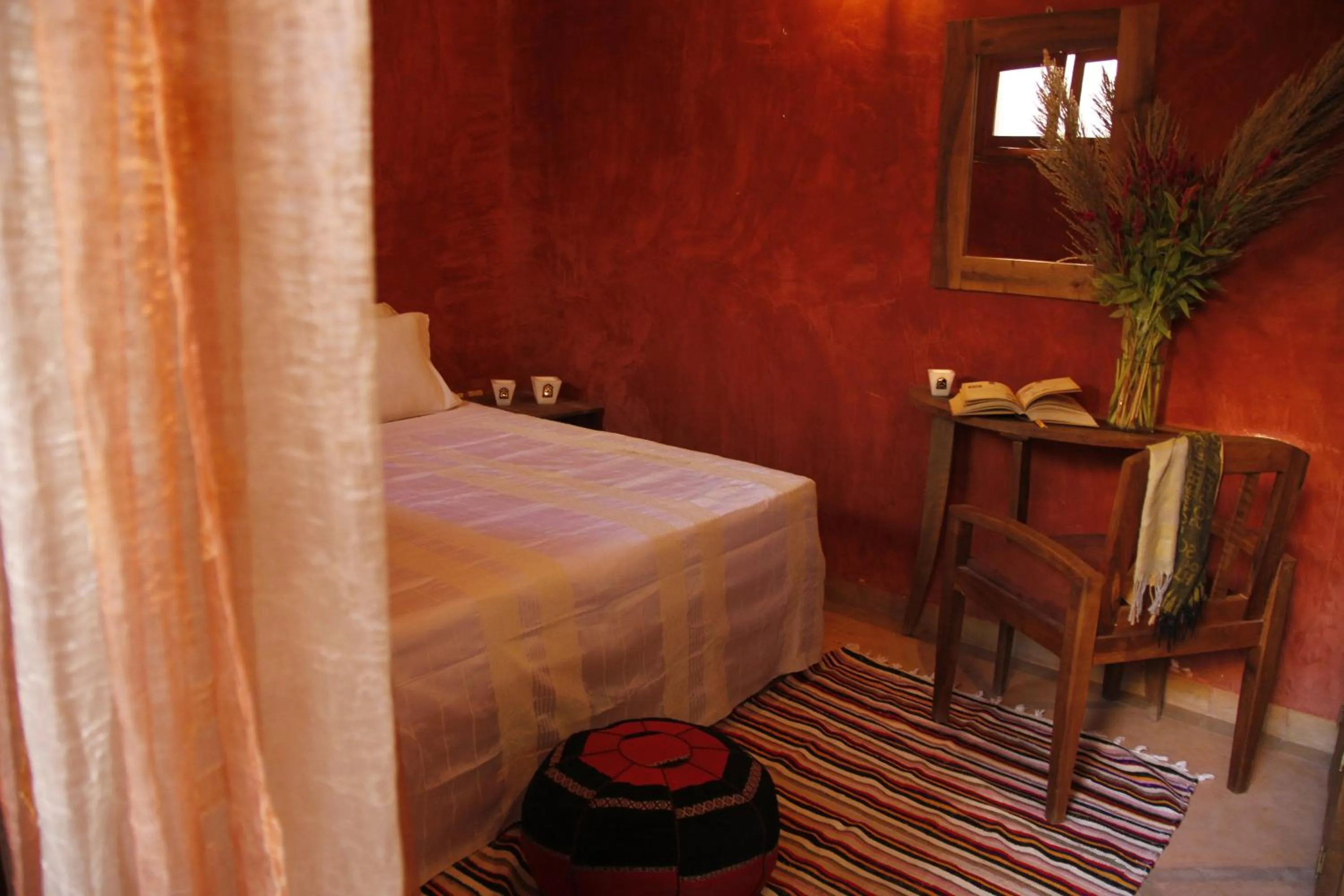 Photo of the whole room, Bed in Riad Azenzer
