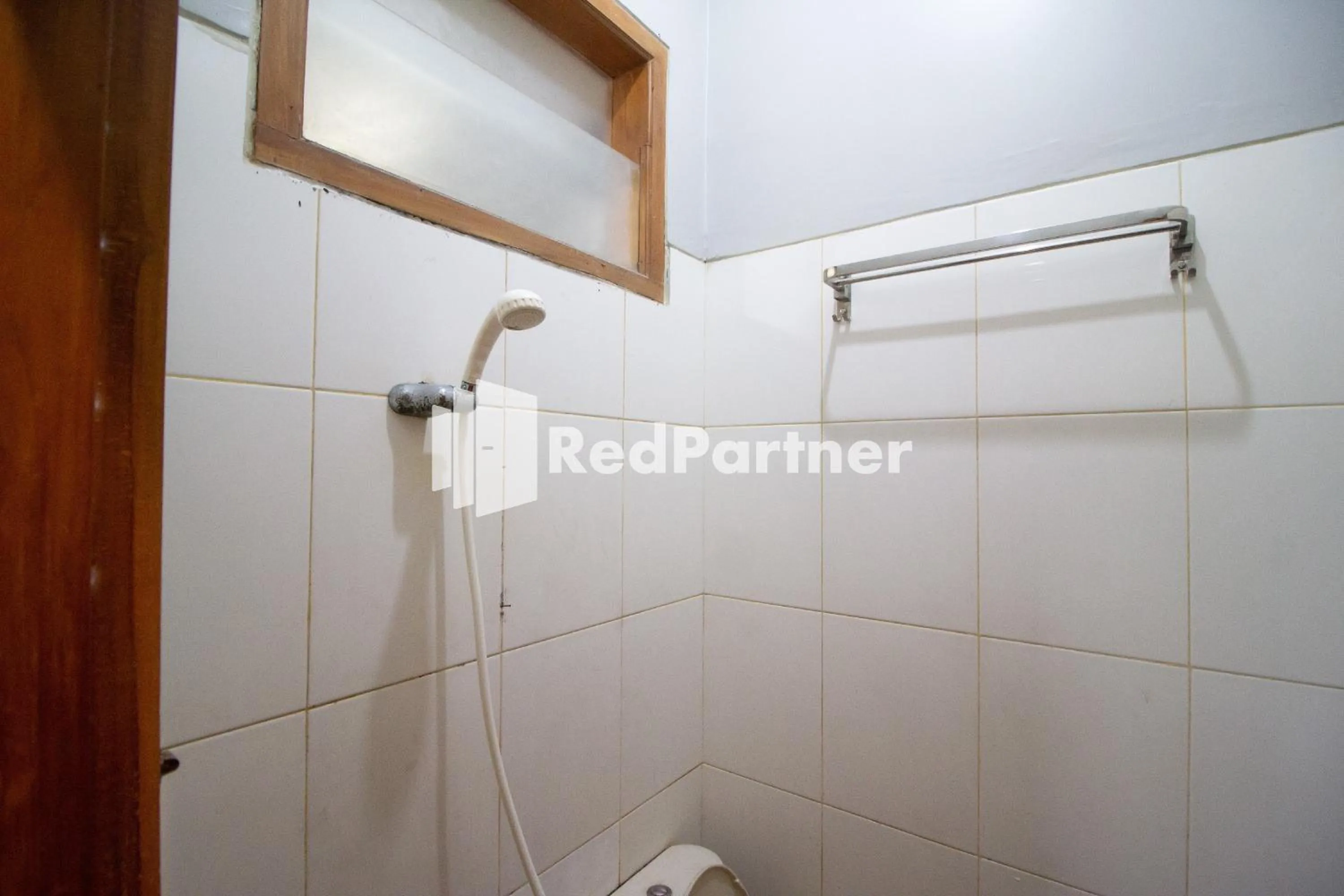 Bathroom in De Kost Solo Mitra RedDoorz