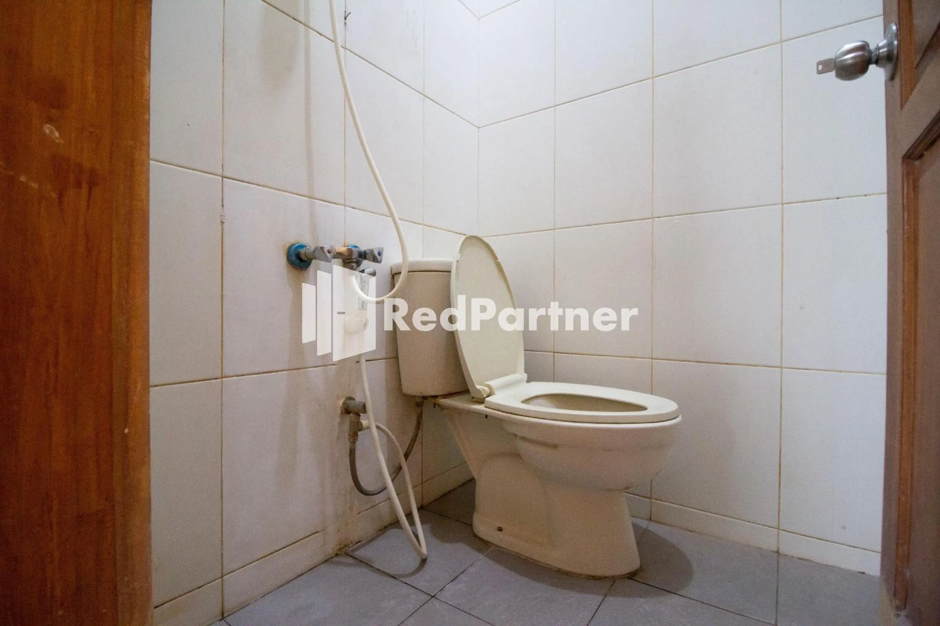 Bathroom in De Kost Solo Mitra RedDoorz