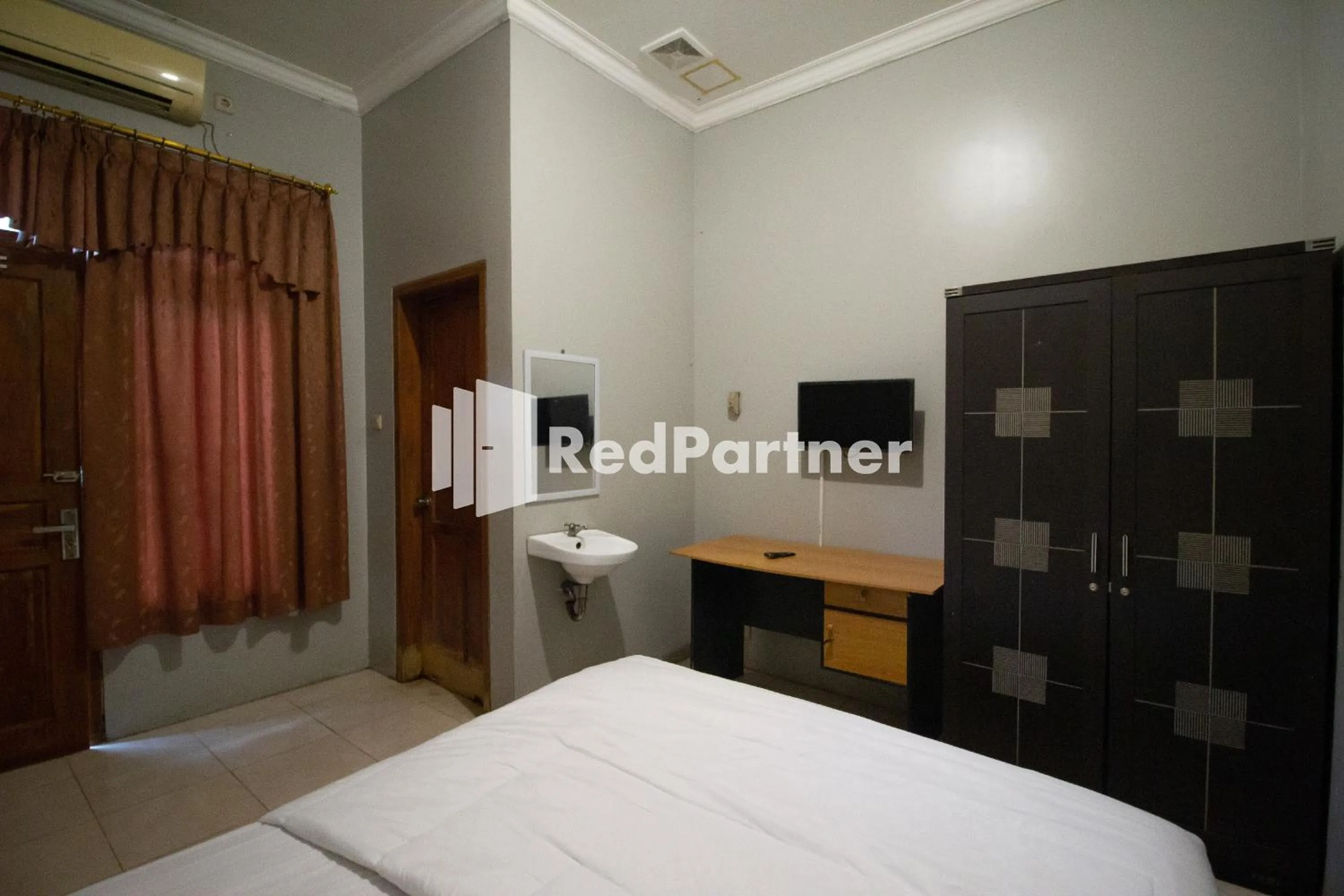Bedroom, Bed in De Kost Solo Mitra RedDoorz