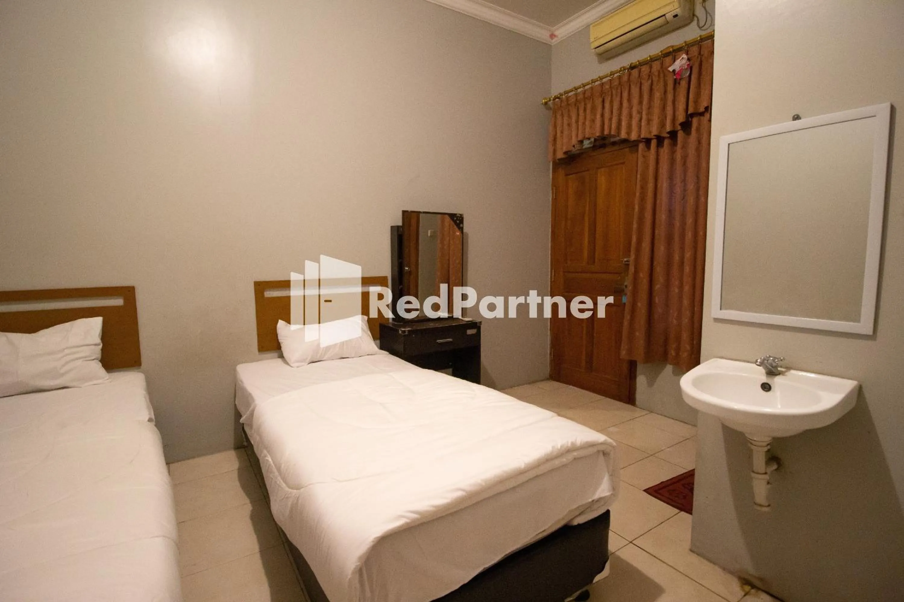 Bedroom, Bed in De Kost Solo Mitra RedDoorz