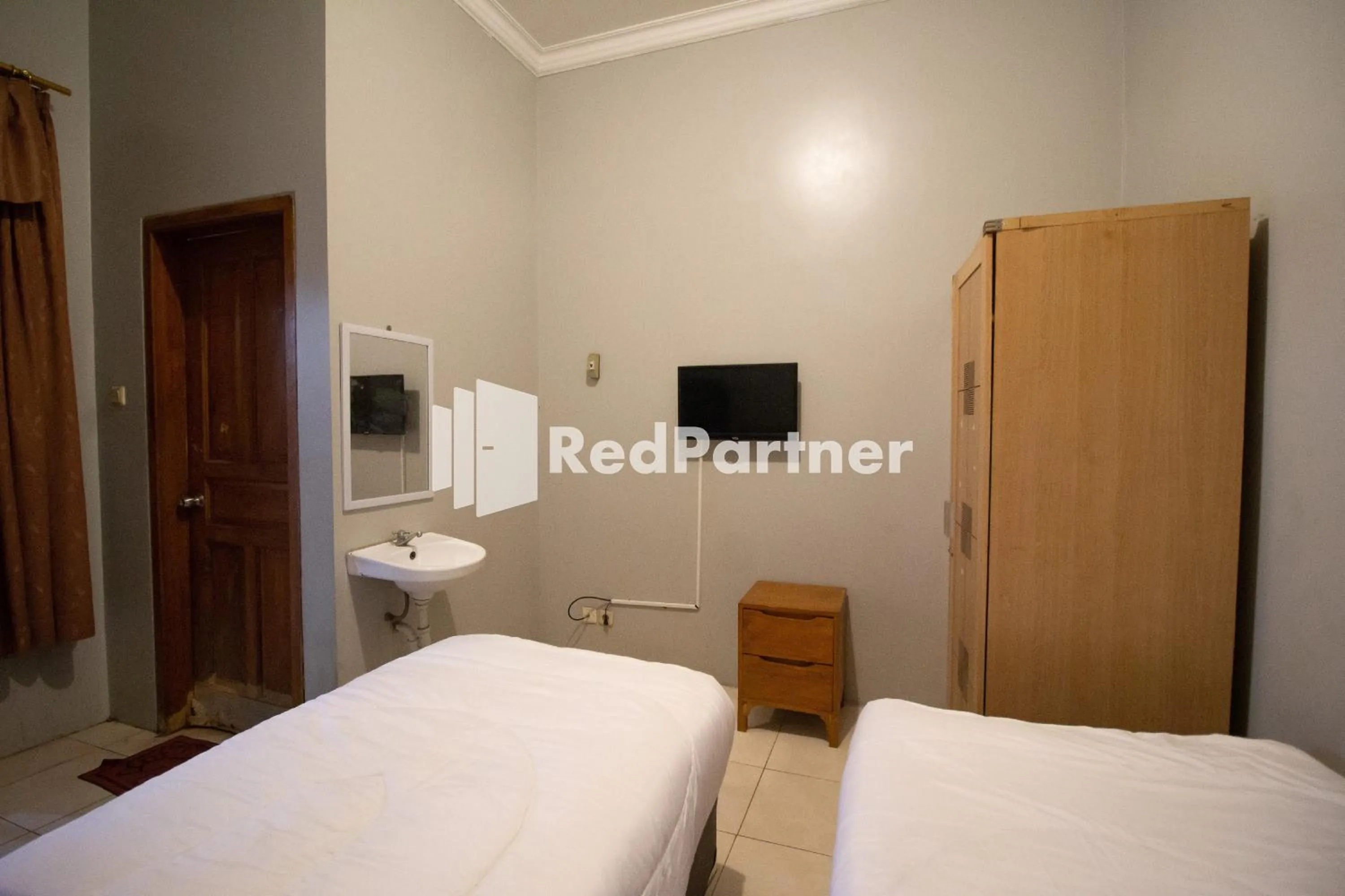 Bedroom, Bed in De Kost Solo Mitra RedDoorz