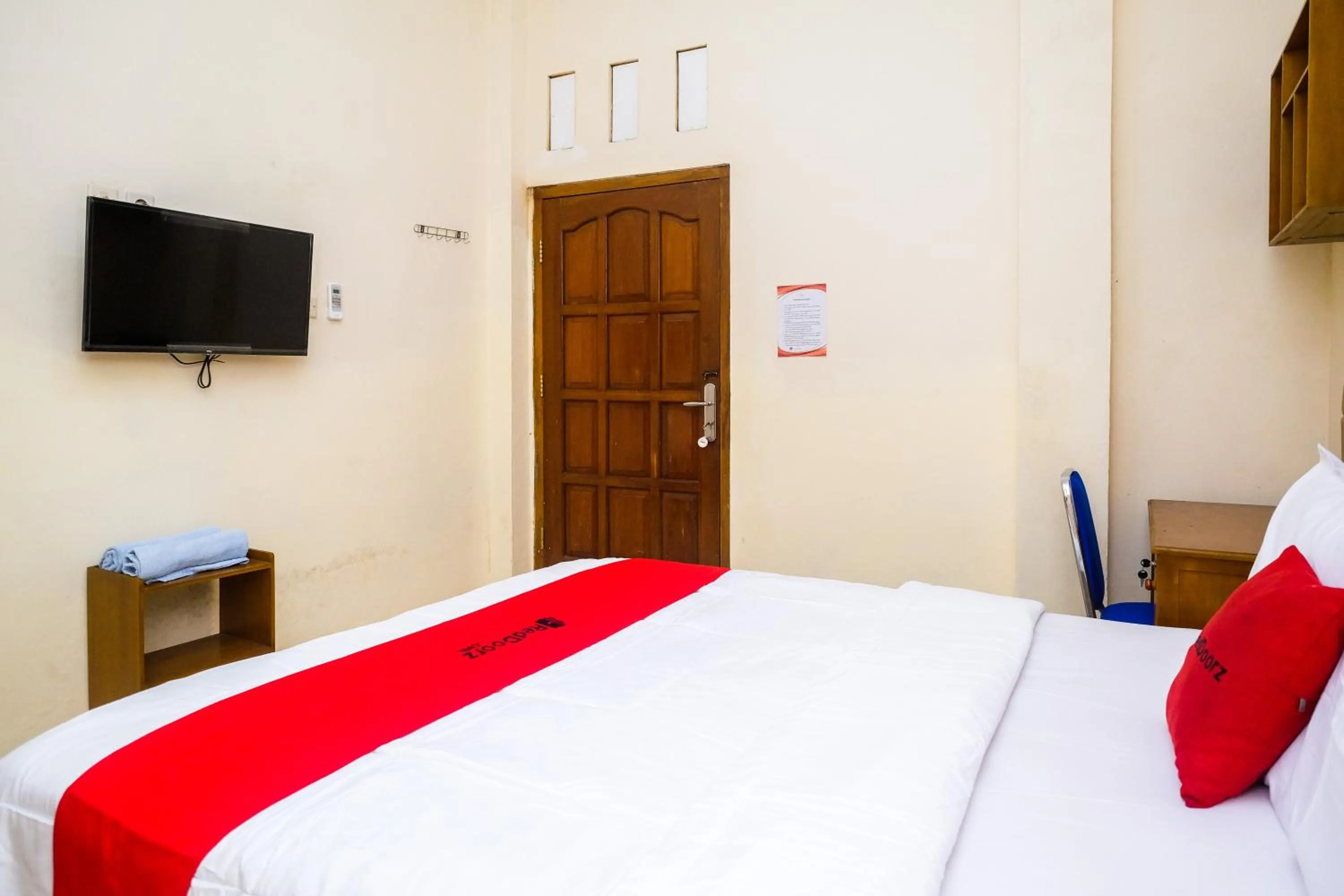 Bedroom, Bed in RedDoorz Syariah @ Griya Thamrin Manahan Solo