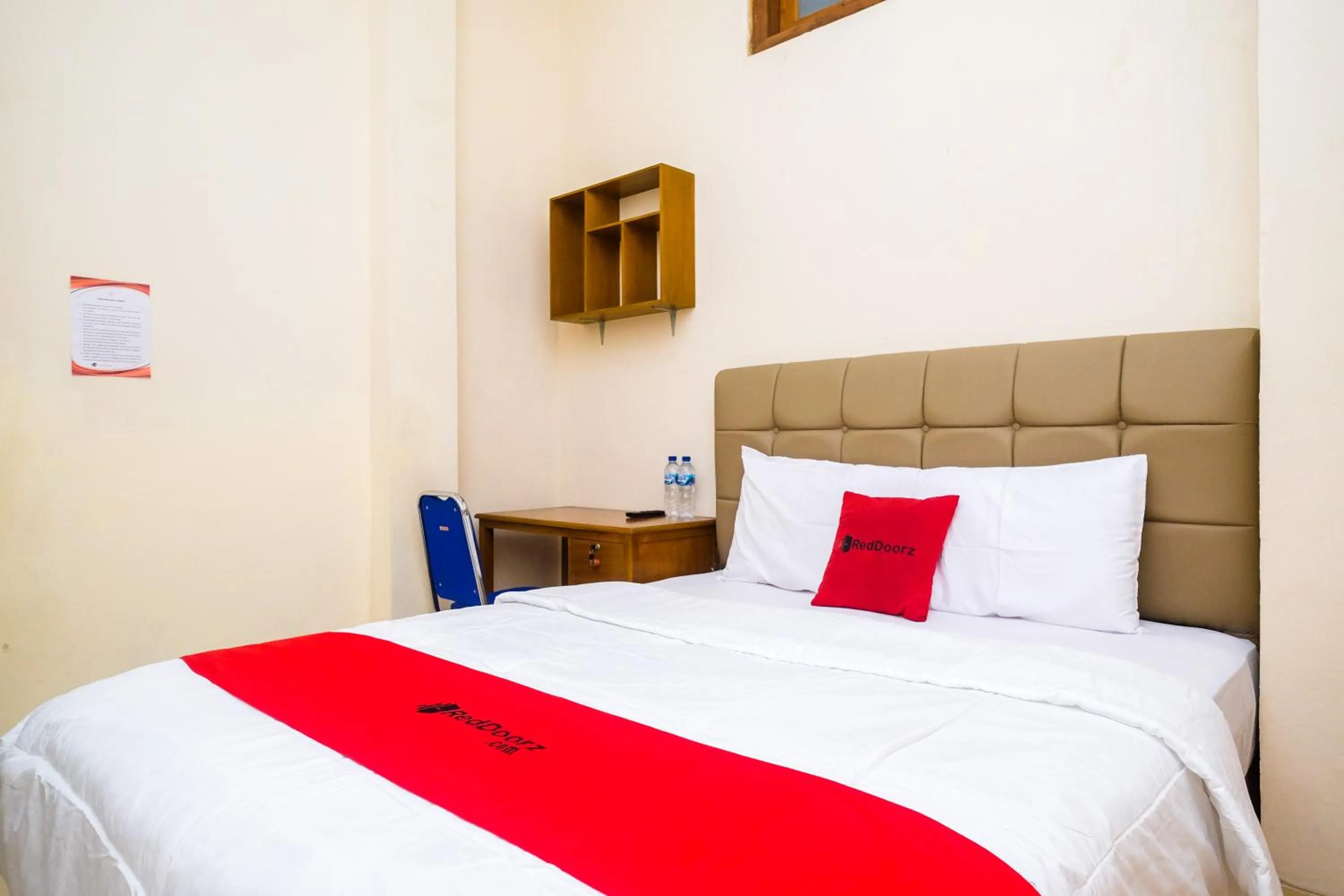 Bedroom, Bed in RedDoorz Syariah @ Griya Thamrin Manahan Solo
