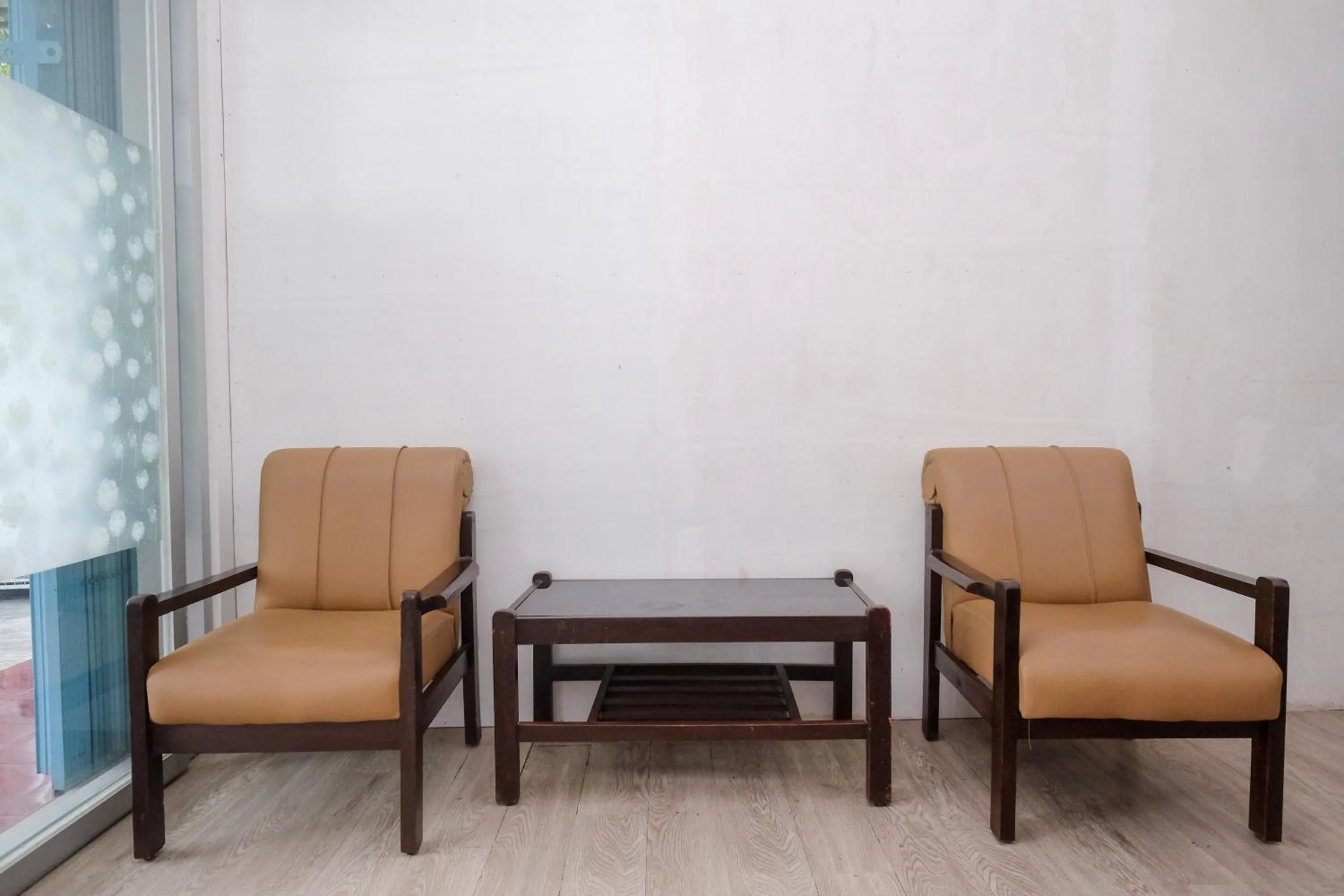 Seating area in RedDoorz Syariah @ Griya Thamrin Manahan Solo