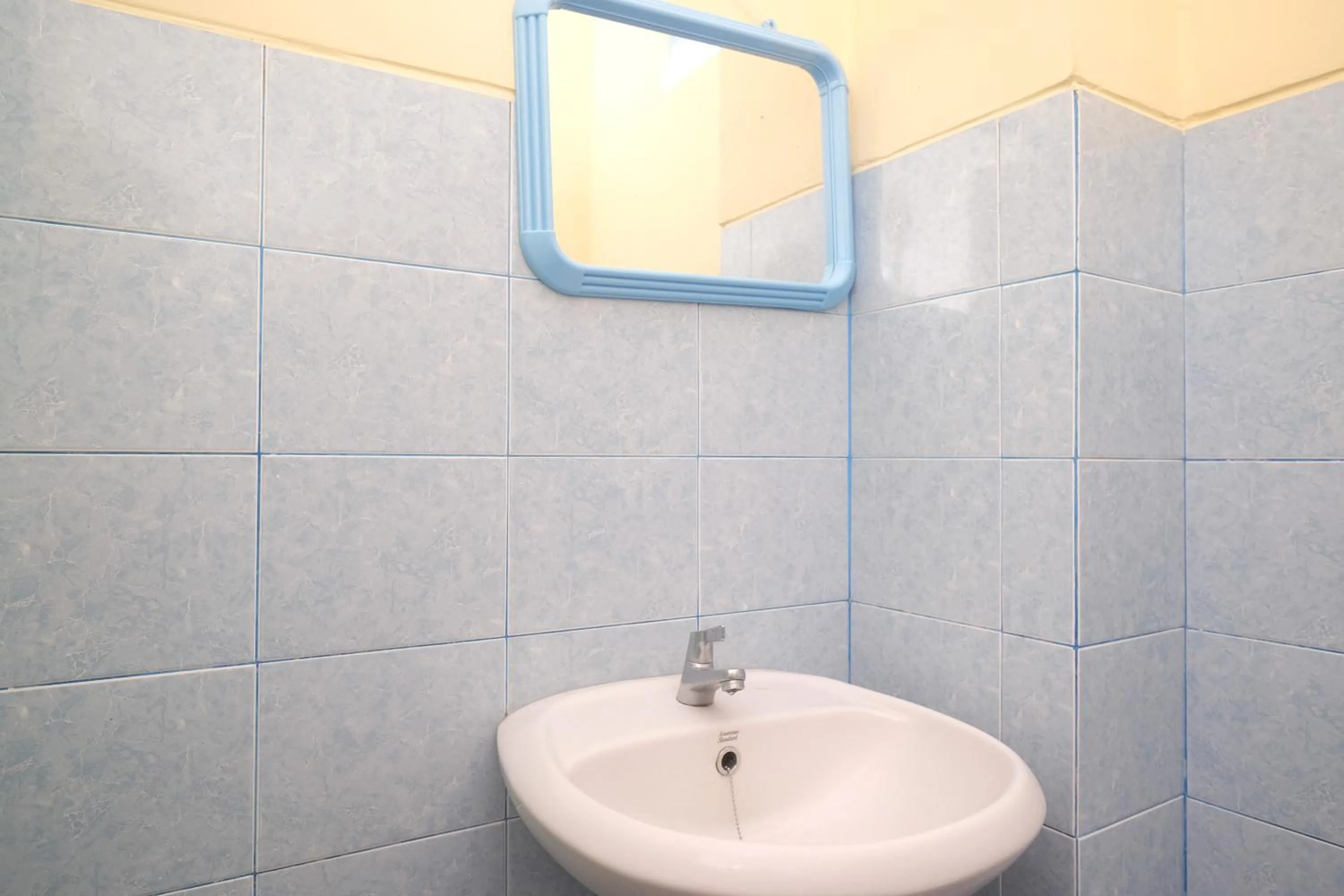 Bathroom in RedDoorz Syariah @ Griya Thamrin Manahan Solo