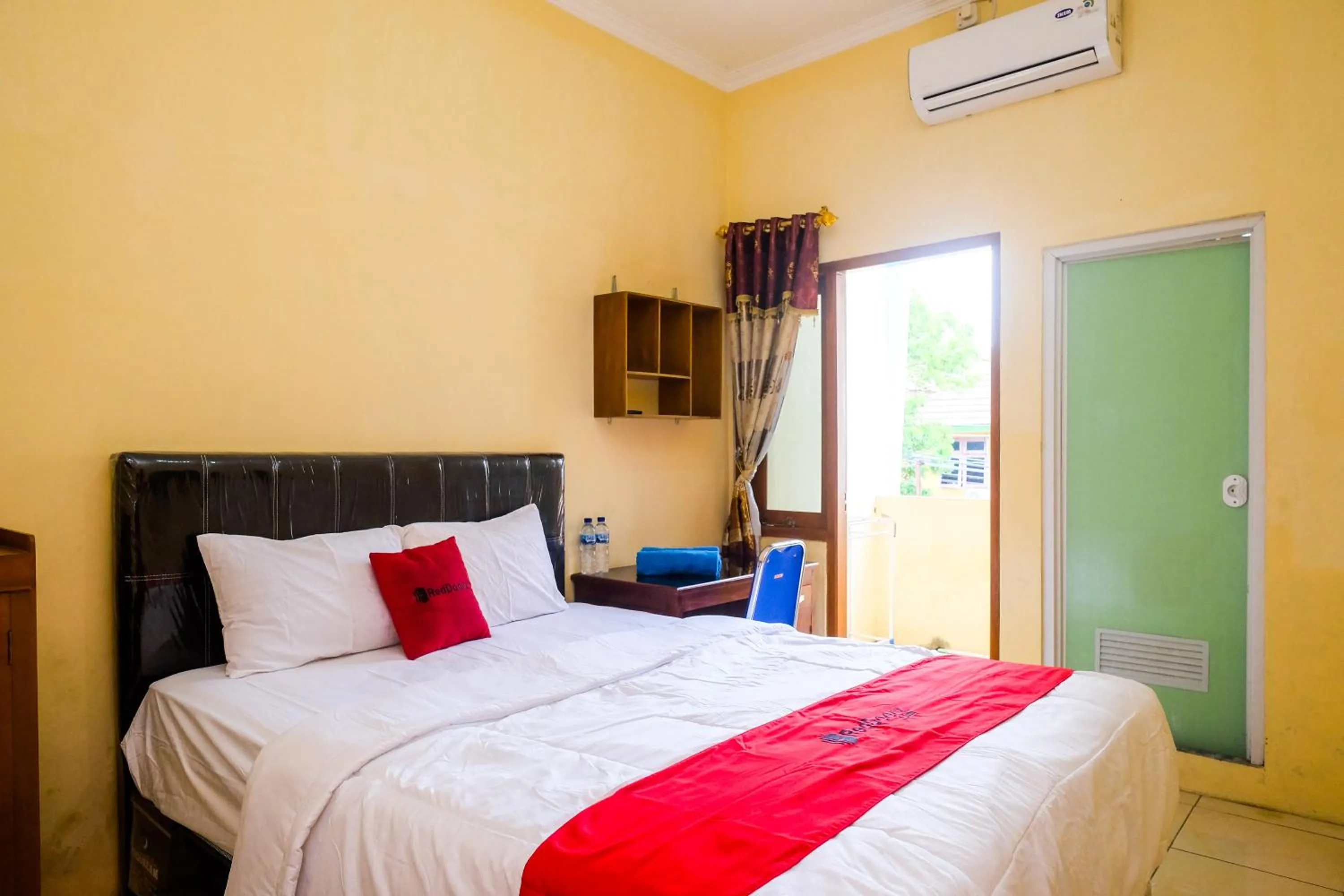 Bedroom, Bed in RedDoorz Syariah @ Griya Thamrin Manahan Solo