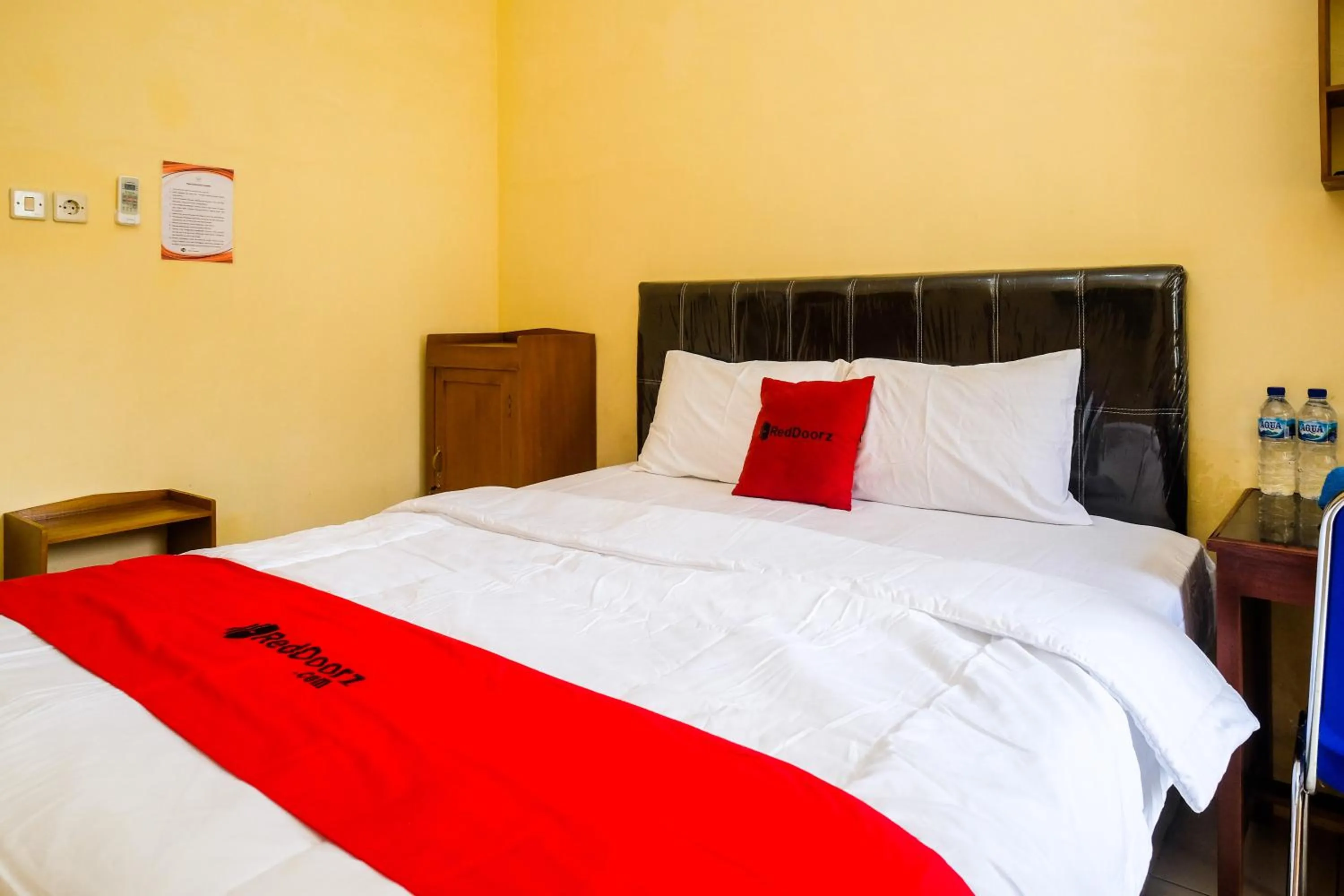 Bedroom, Bed in RedDoorz Syariah @ Griya Thamrin Manahan Solo