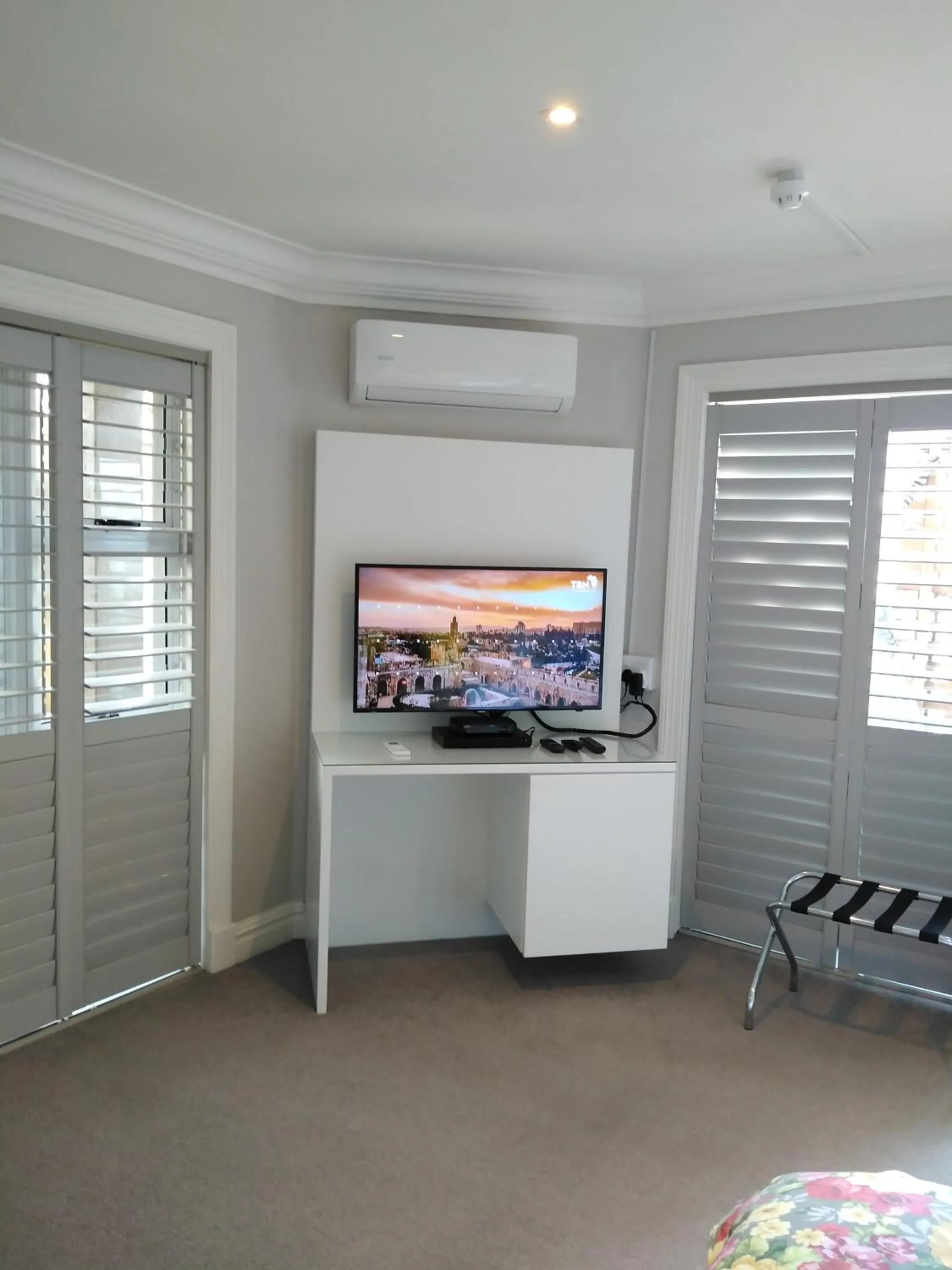 TV and multimedia in Chocolate Box Guesthouse