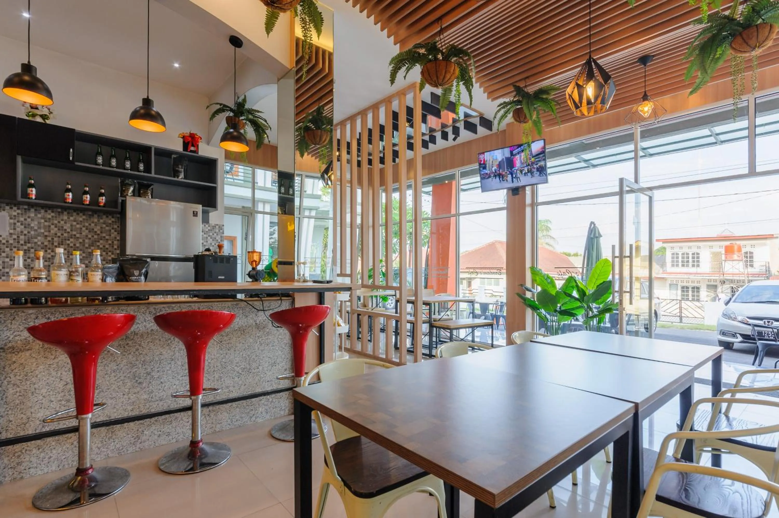 Restaurant/places to eat in Urbanview Hotel Brodam's Pematang Siantar by RedDoorz