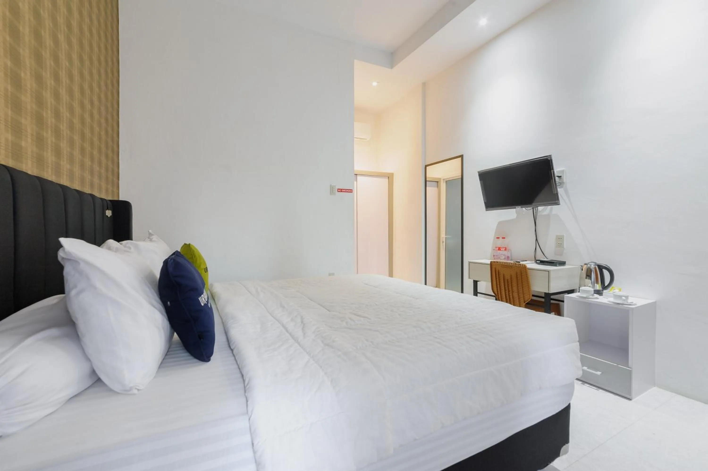 Bedroom, Bed in Urbanview Hotel Brodam's Pematang Siantar by RedDoorz