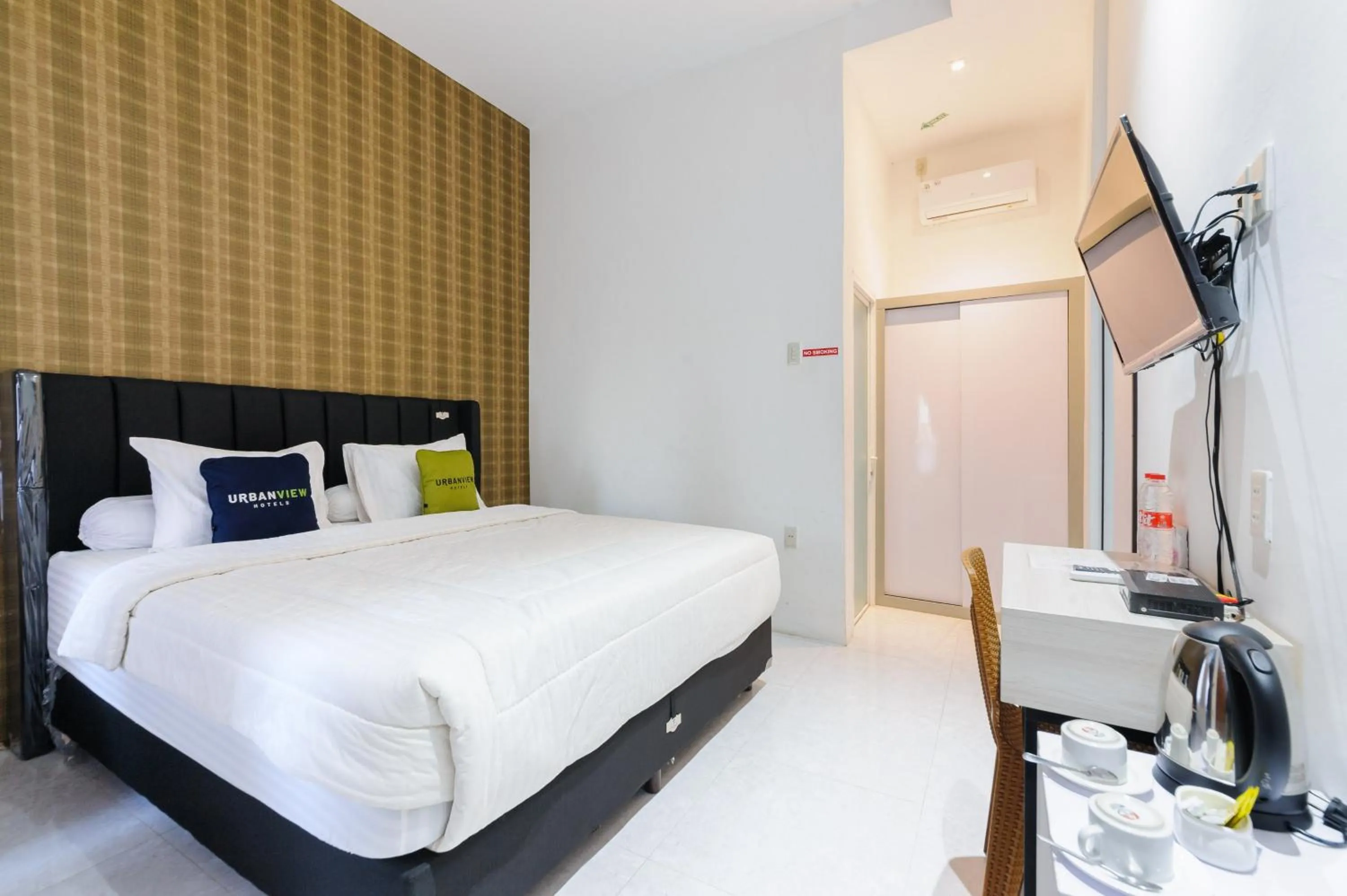 Bedroom, Bed in Urbanview Hotel Brodam's Pematang Siantar by RedDoorz