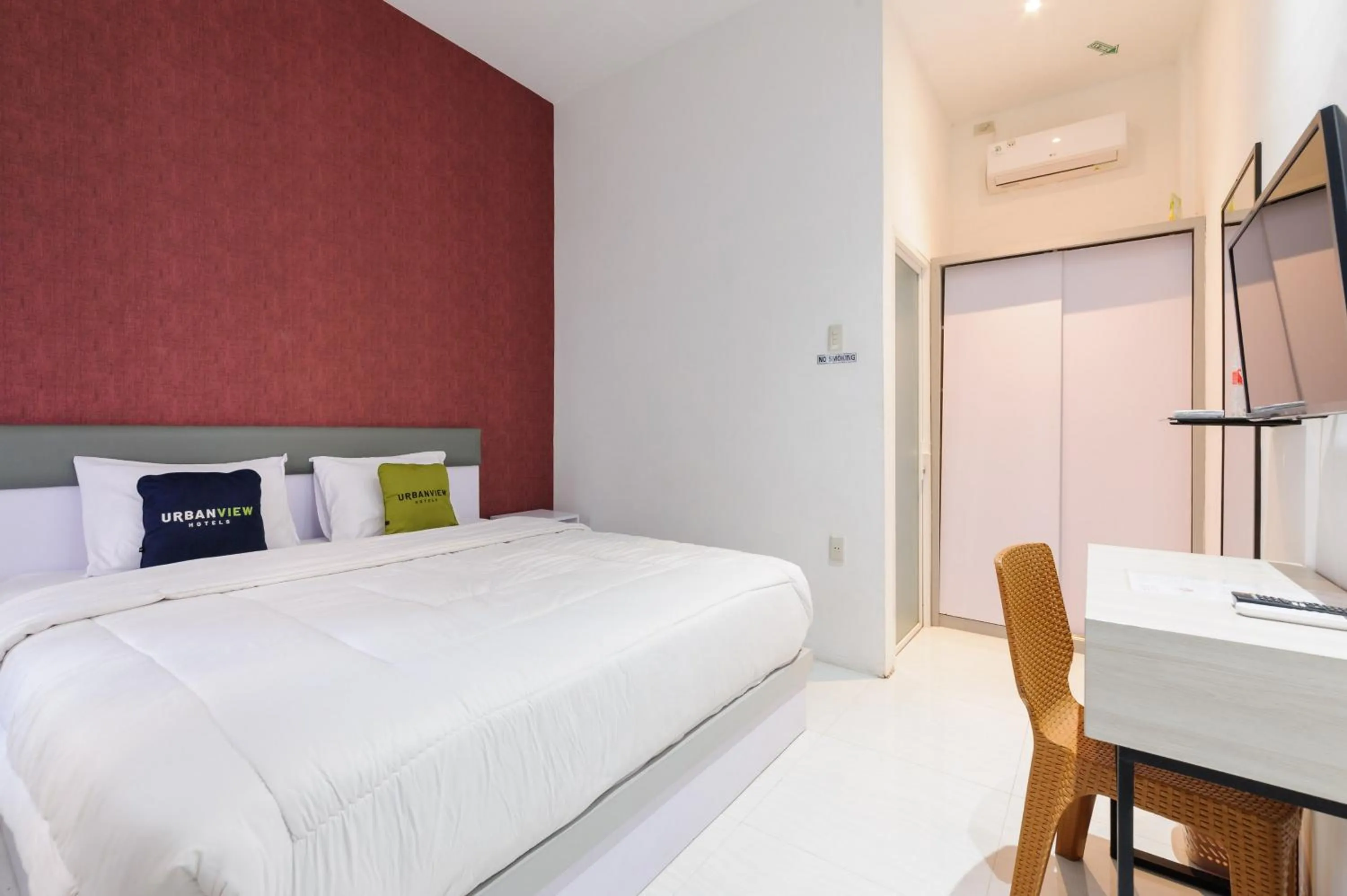 Bedroom, Bed in Urbanview Hotel Brodam's Pematang Siantar by RedDoorz
