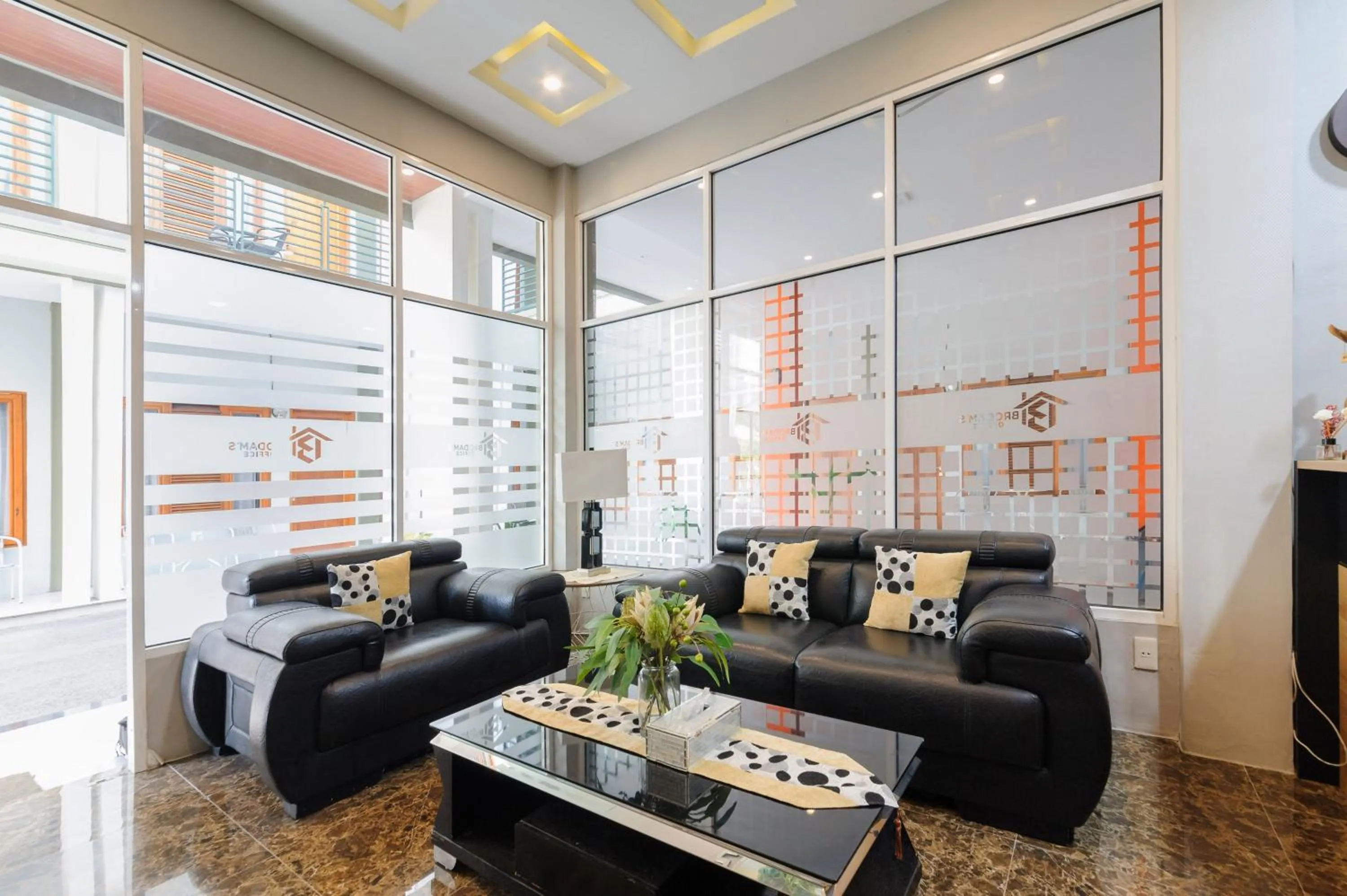 Seating area in Urbanview Hotel Brodam's Pematang Siantar by RedDoorz