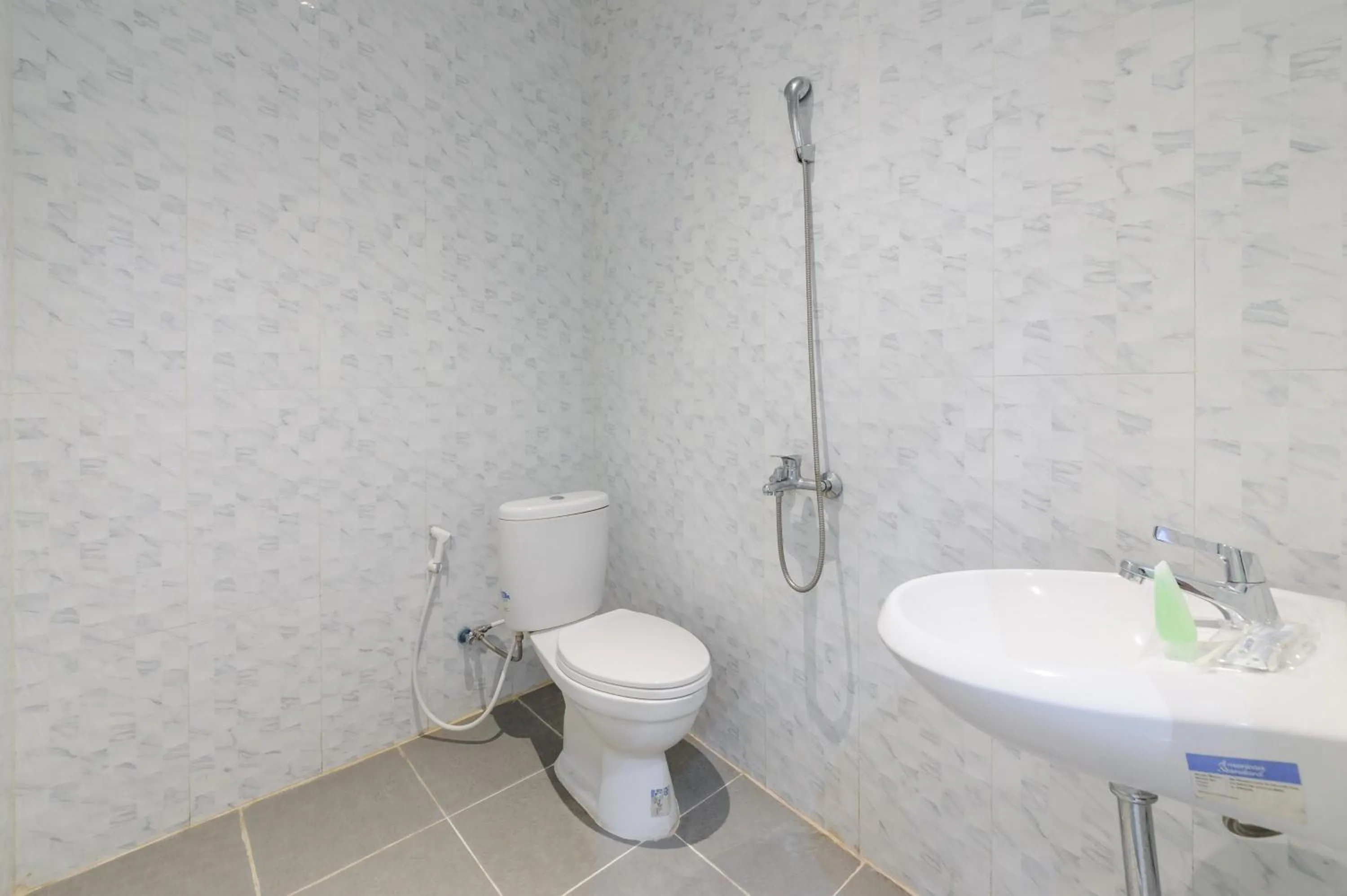 Bathroom in Urbanview Hotel Brodam's Pematang Siantar by RedDoorz