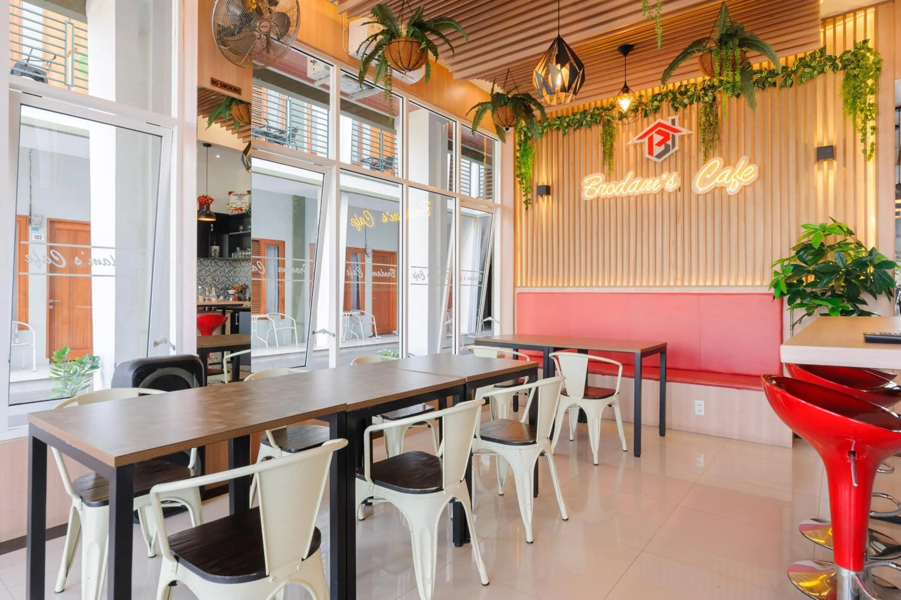 Seating area in Urbanview Hotel Brodam's Pematang Siantar by RedDoorz