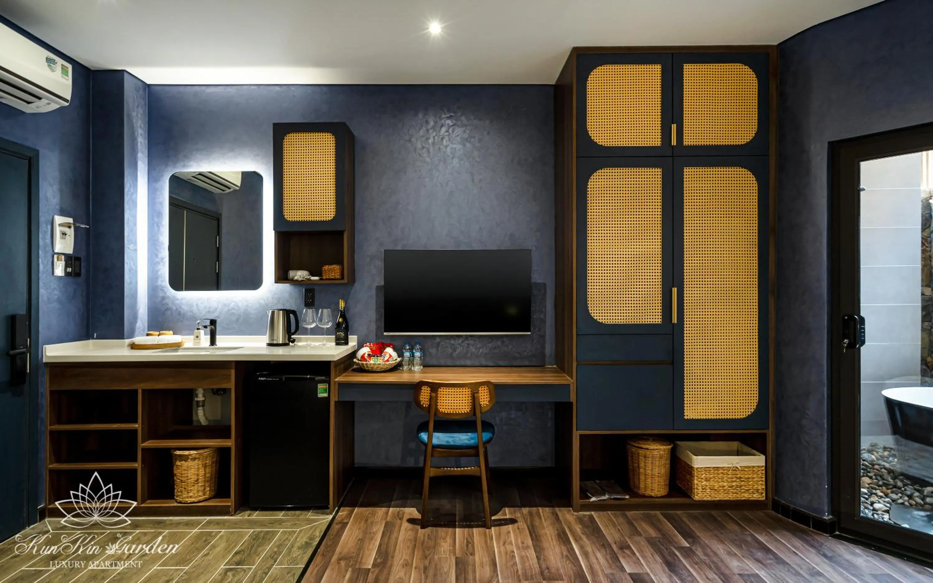 TV and multimedia in KunKin Garden Aparthotel