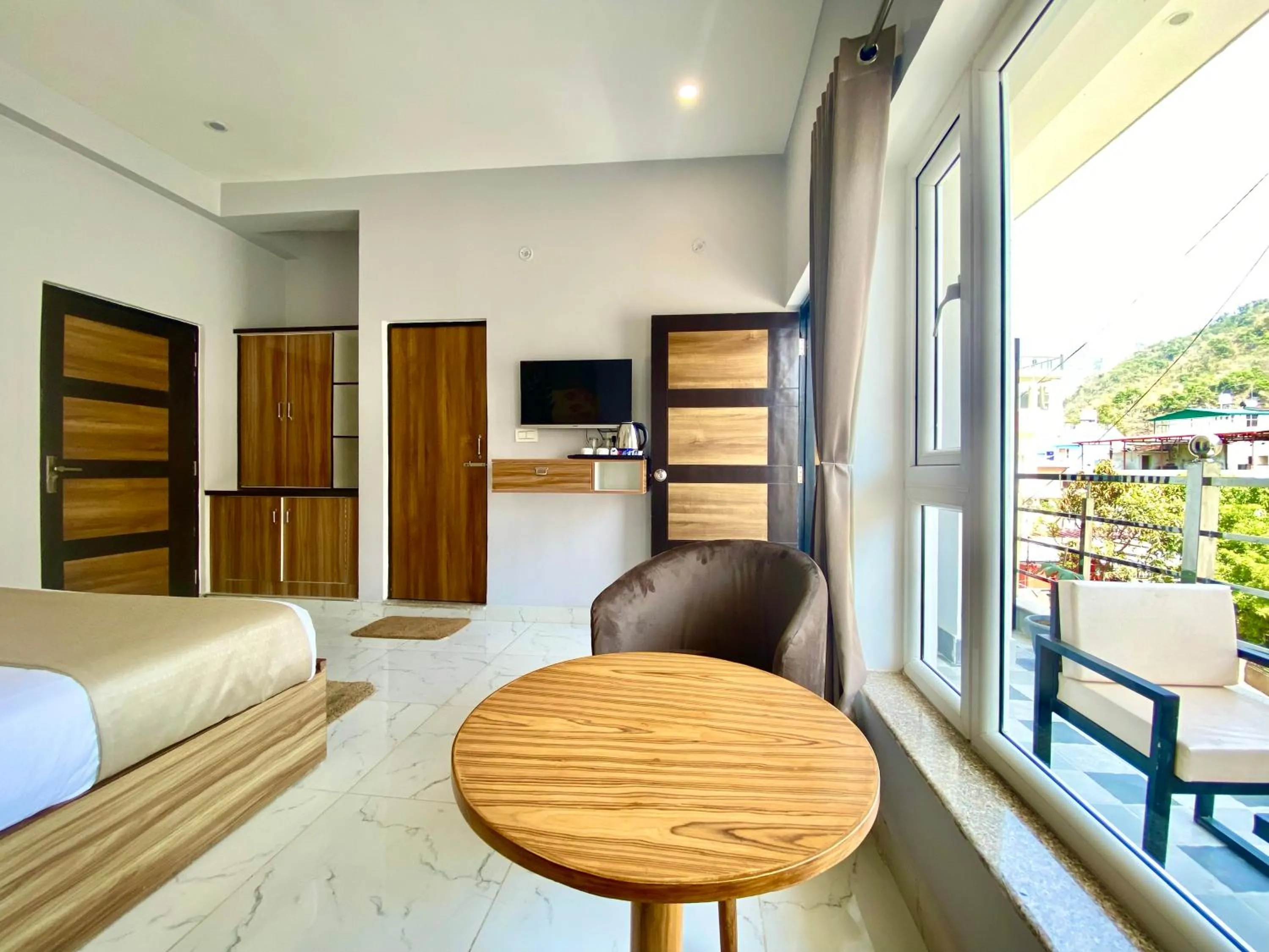 Communal lounge/ TV room, Bed in Hotel Wraveler Inn