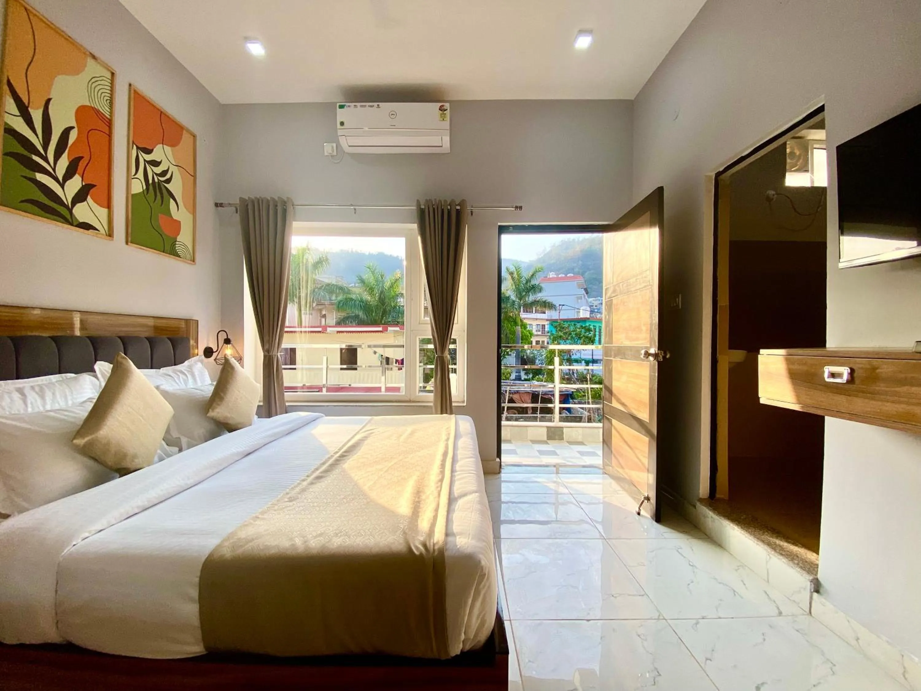 Communal lounge/ TV room, Bed in Hotel Wraveler Inn