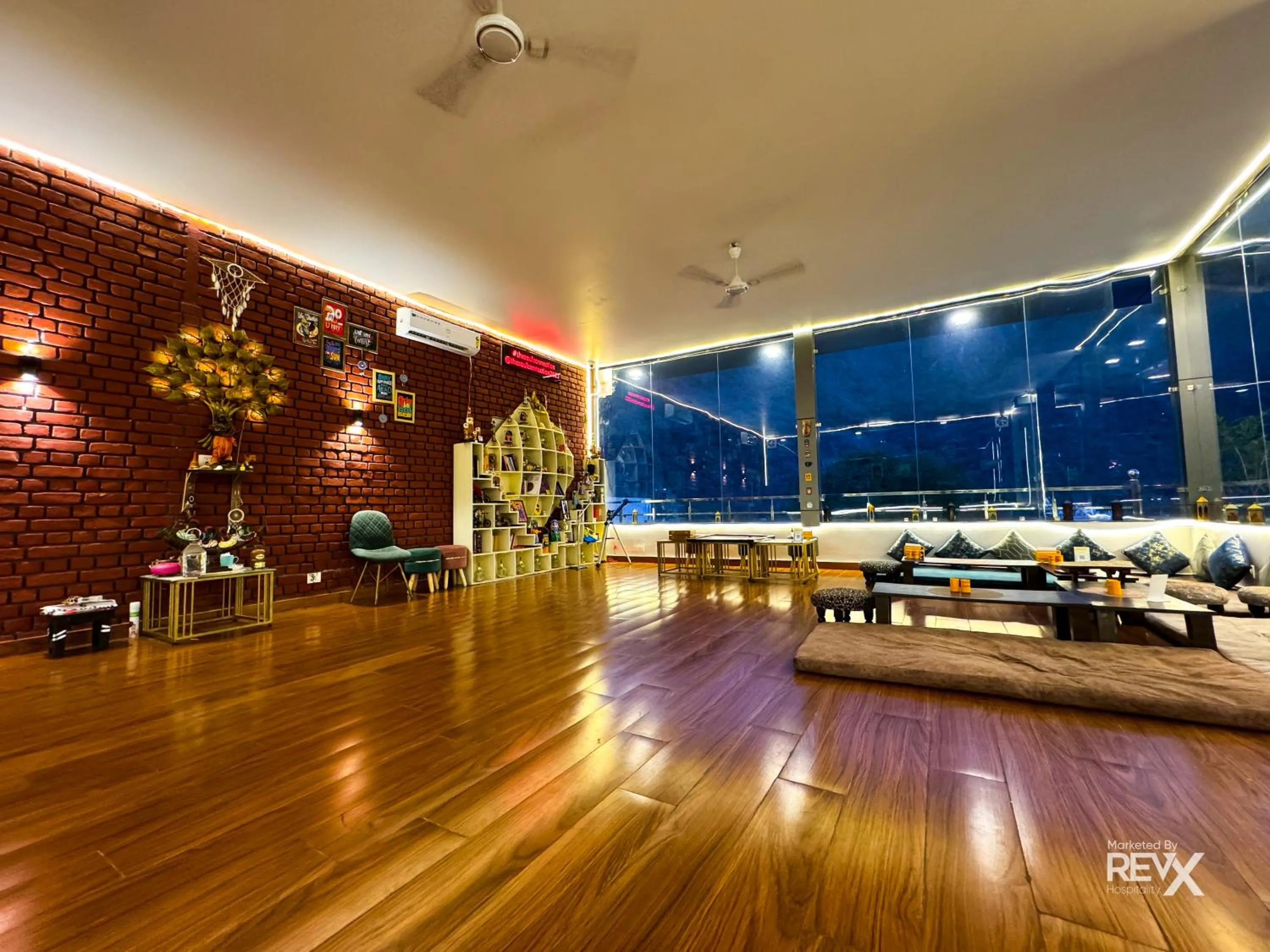 Restaurant/places to eat in Hotel Wraveler Inn