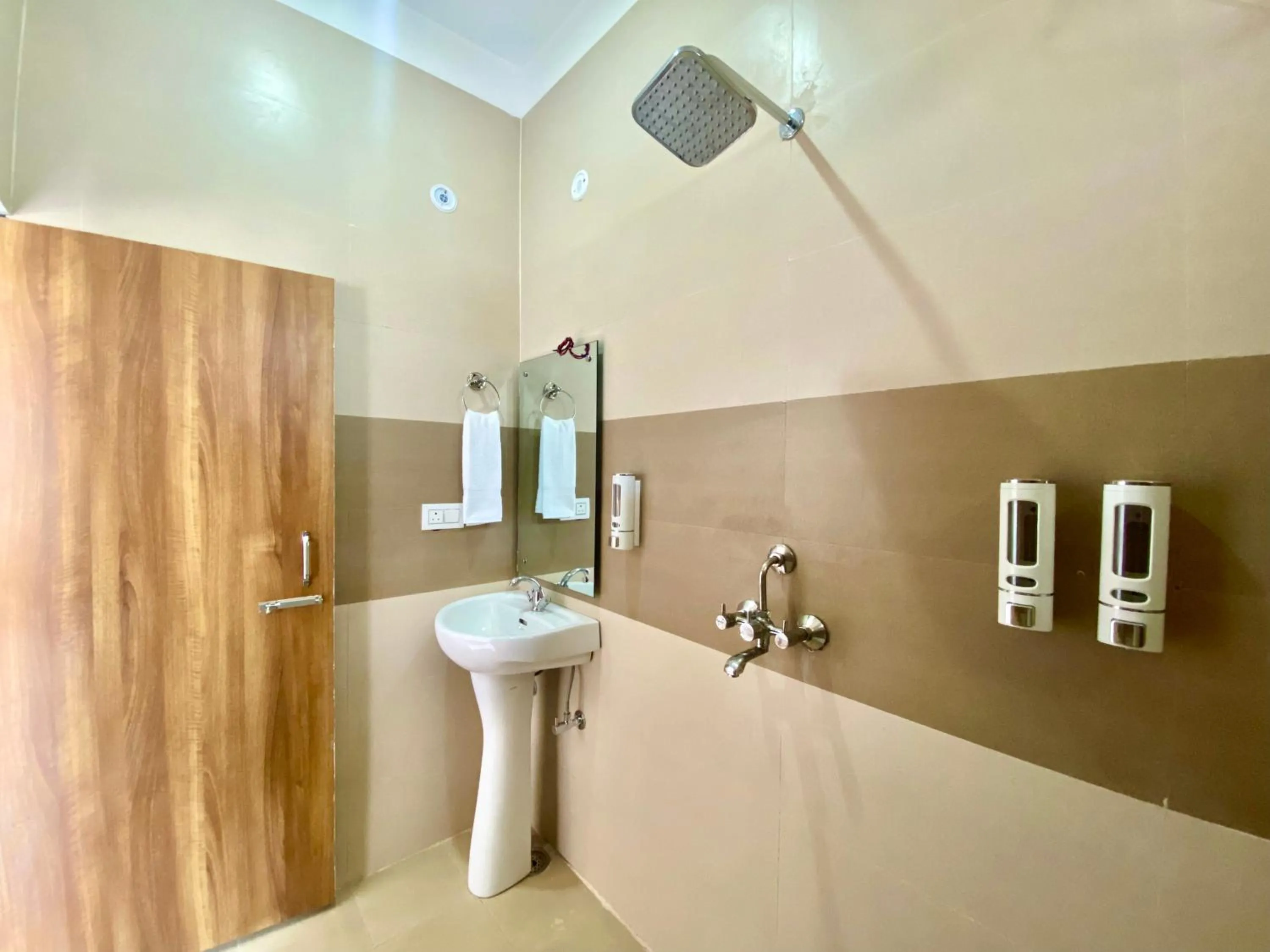 Shower in Hotel Wraveler Inn