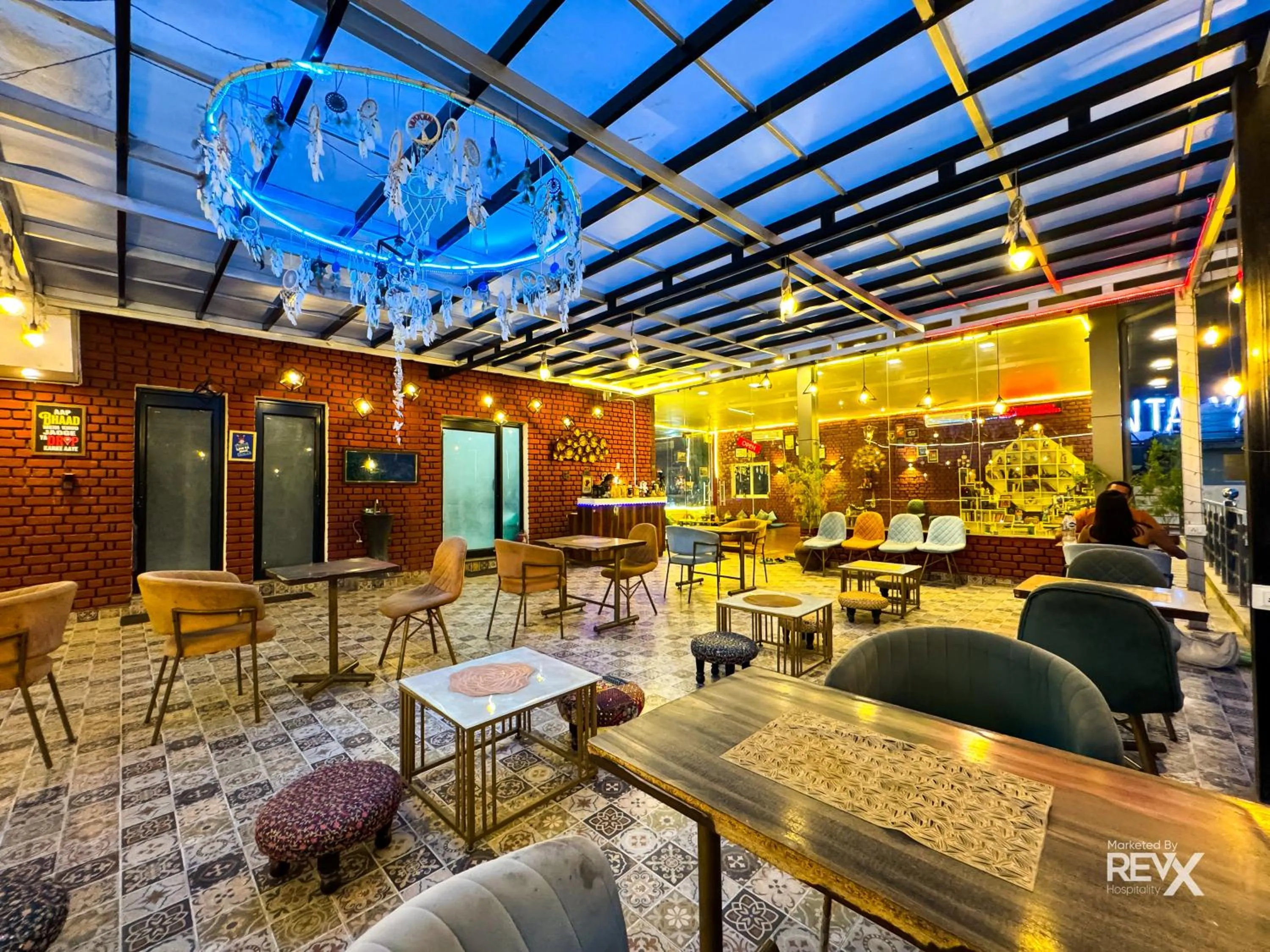 Restaurant/places to eat in Hotel Wraveler Inn