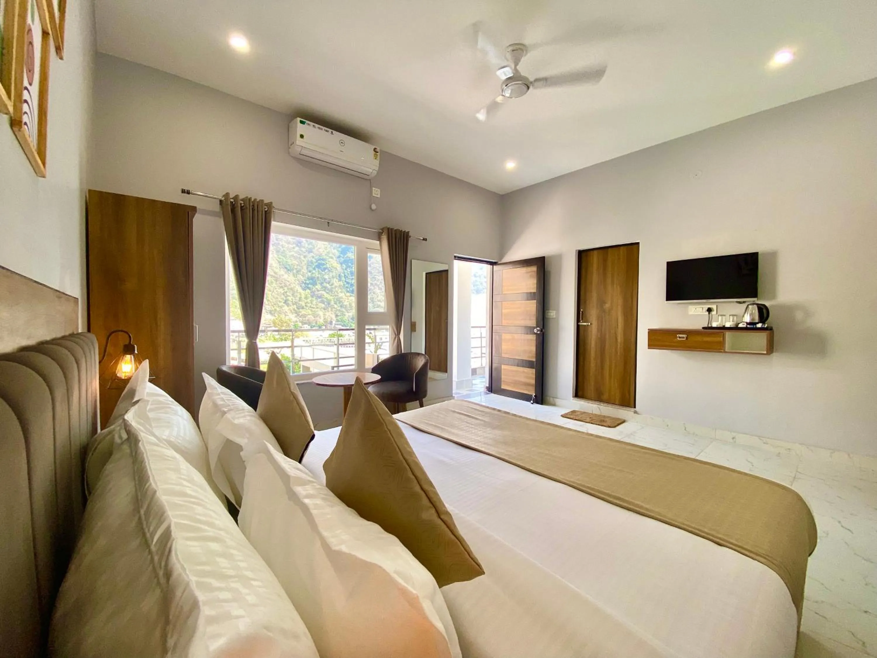 Communal lounge/ TV room, Bed in Hotel Wraveler Inn