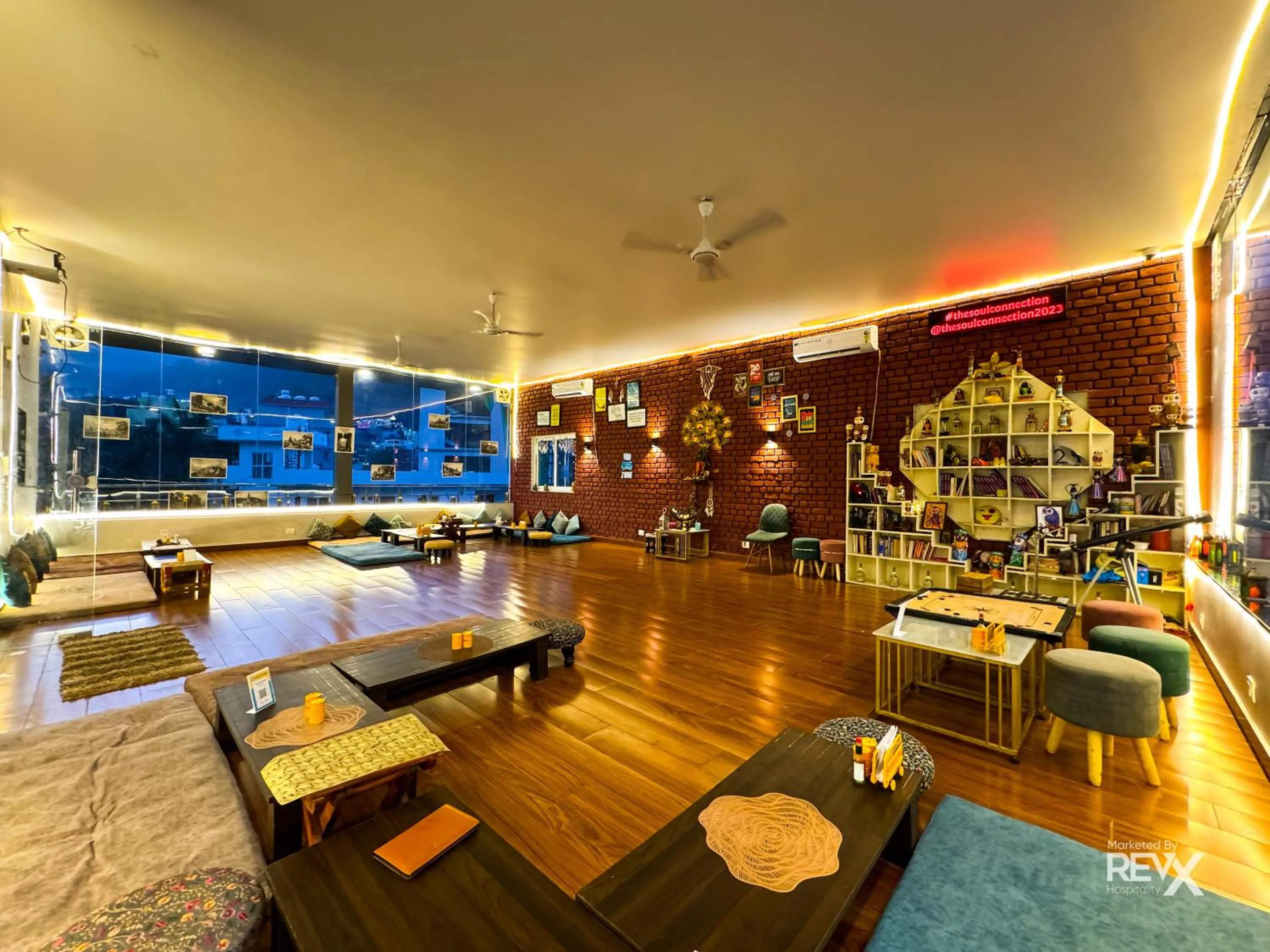 Restaurant/places to eat in Hotel Wraveler Inn