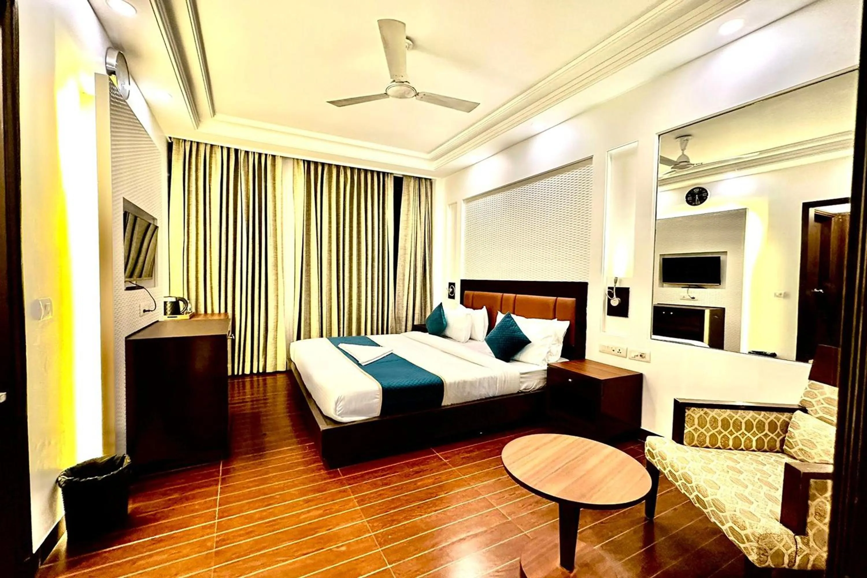 Photo of the whole room, Bed in Hotel The Imperio