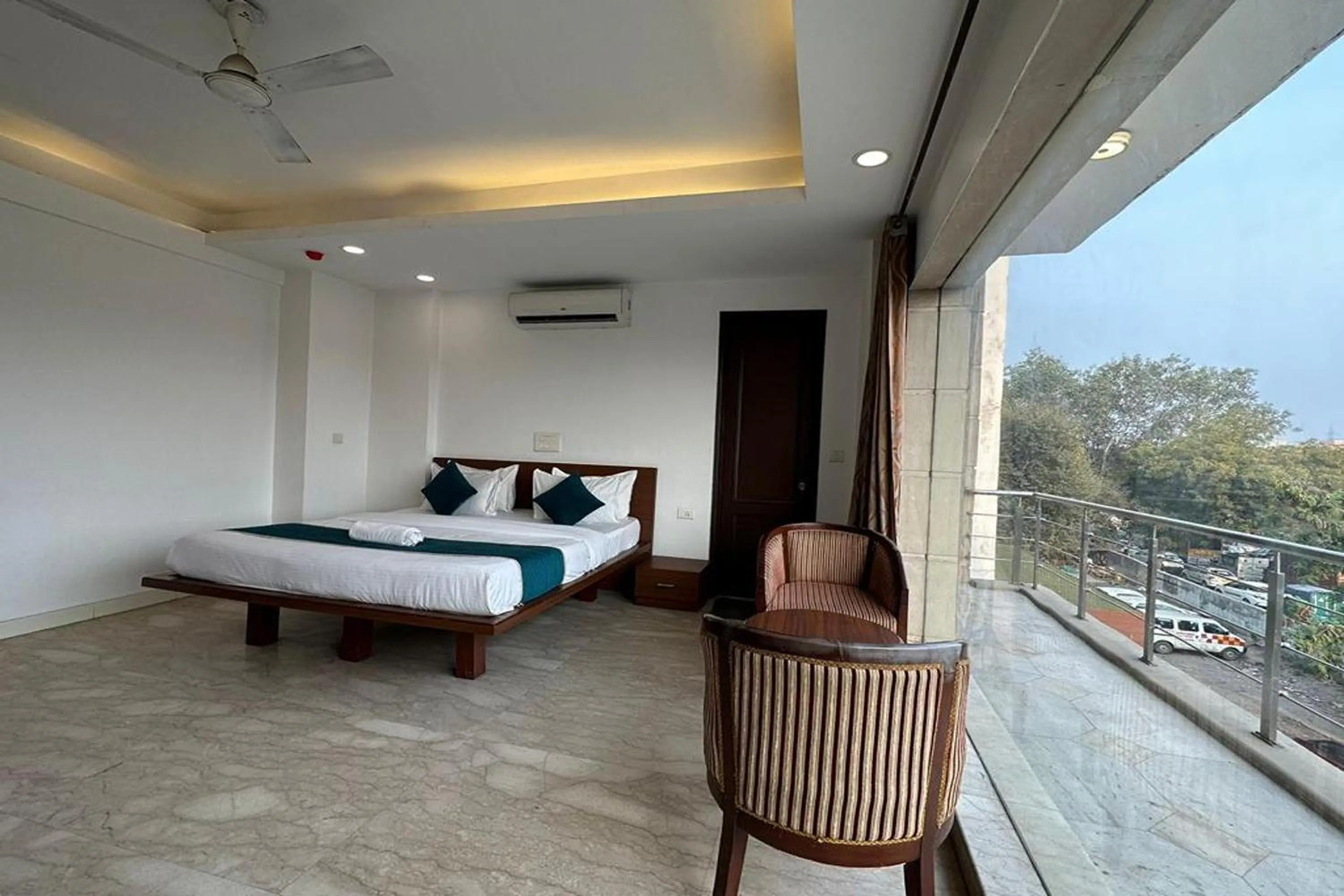 Balcony/Terrace, Bed in Hotel The Imperio