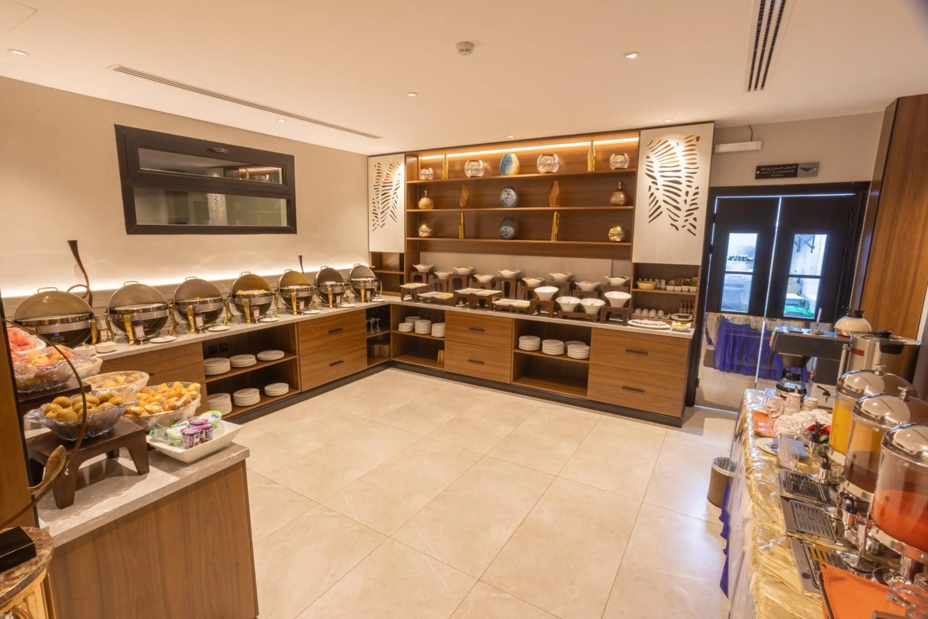 Restaurant/places to eat in Skyline Hotel & Suites