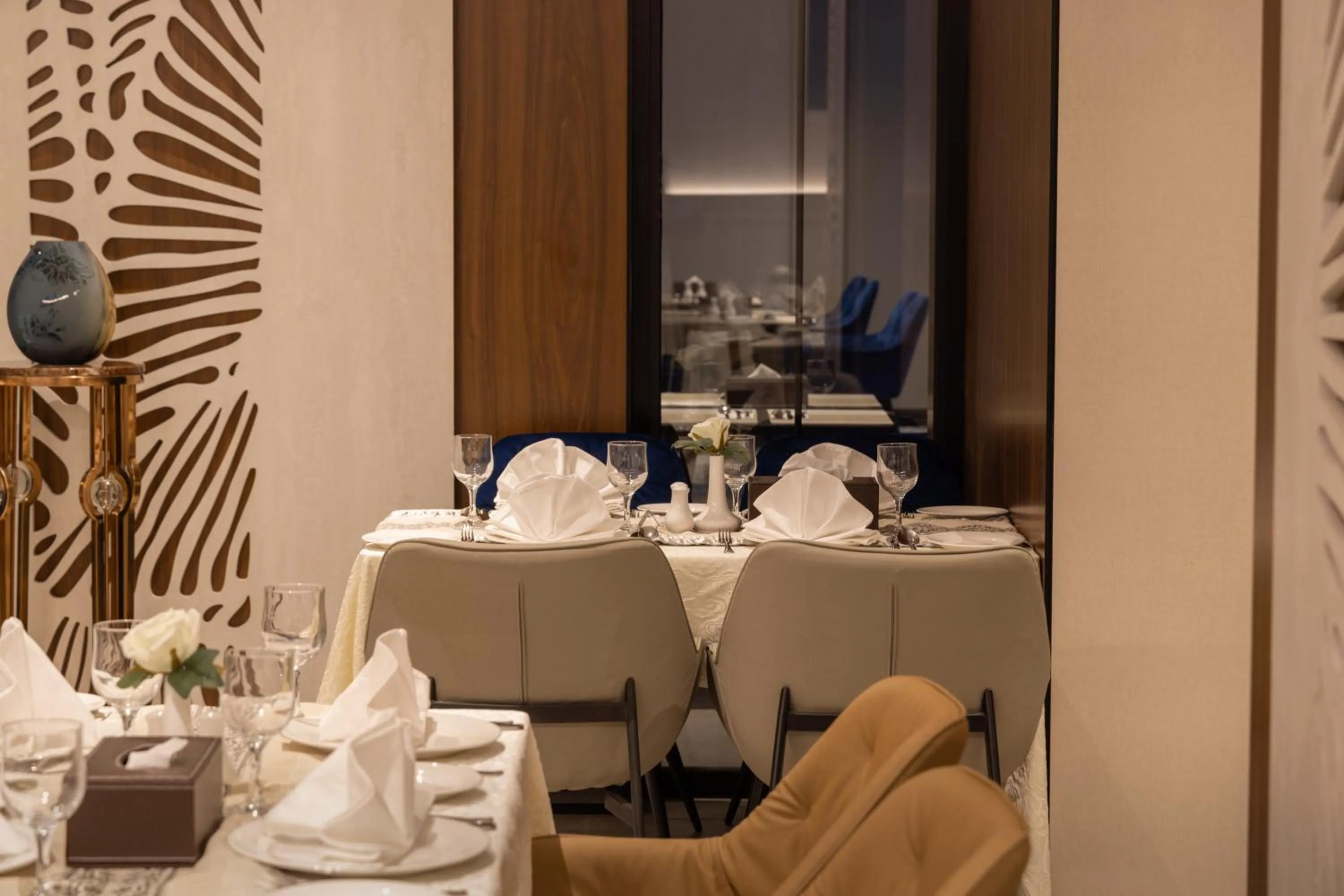 Restaurant/places to eat in Skyline Hotel & Suites