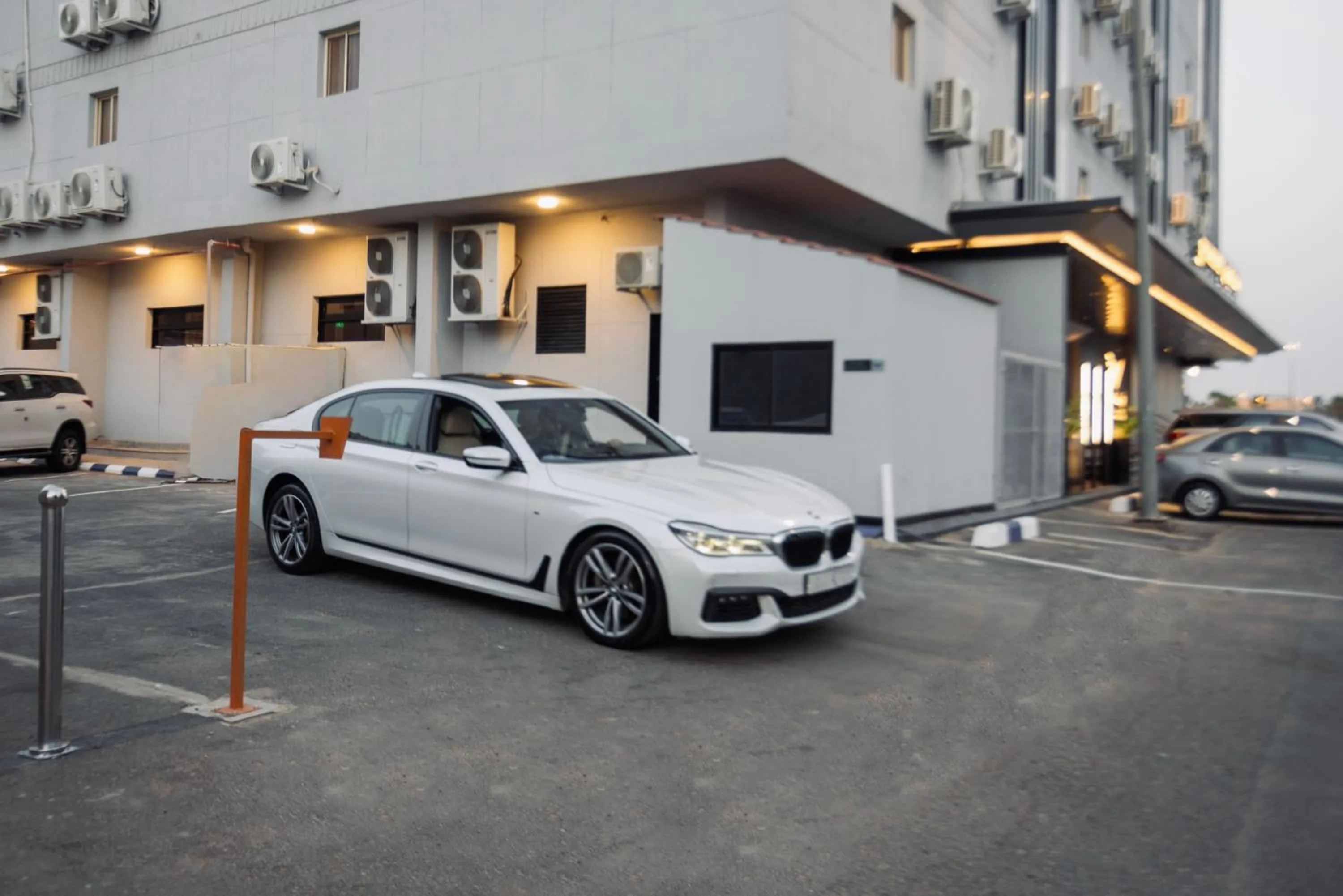 Parking in Skyline Hotel & Suites