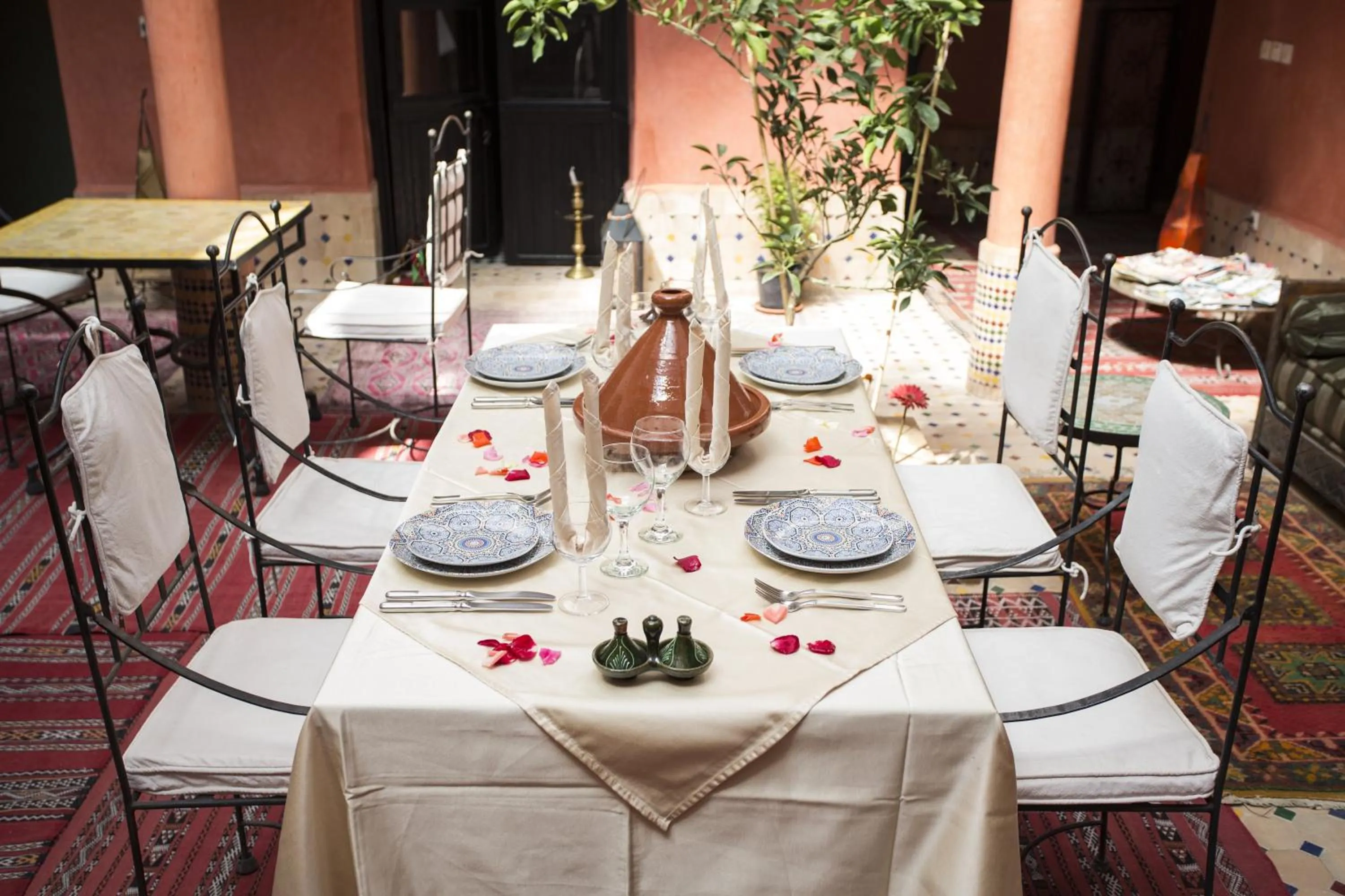 Restaurant/places to eat in Riad Losra