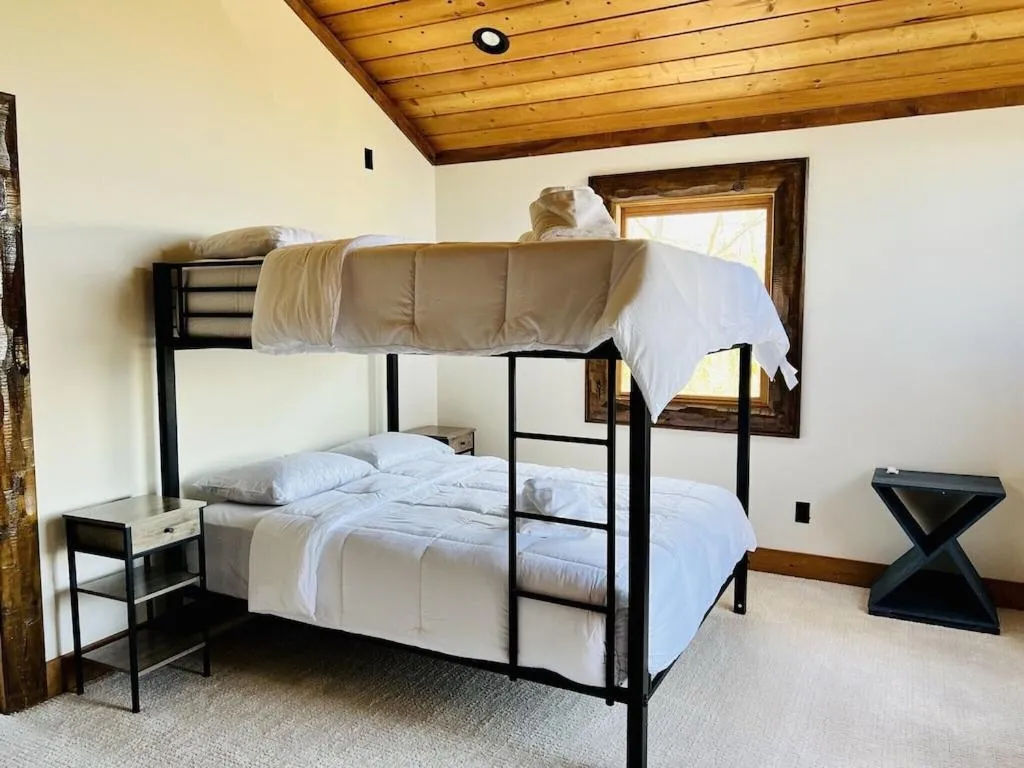 5500 sf cabin 6 king 2 queen beds heated pool spa game room mountain views