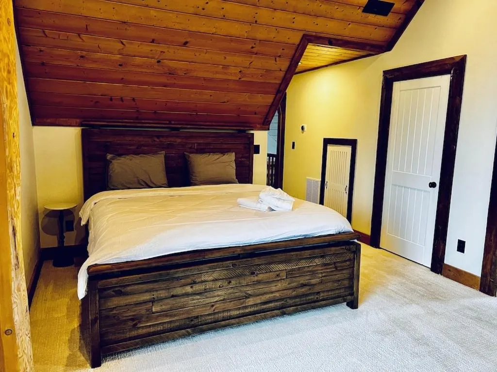 5500 sf cabin 6 king 2 queen beds heated pool spa game room mountain views