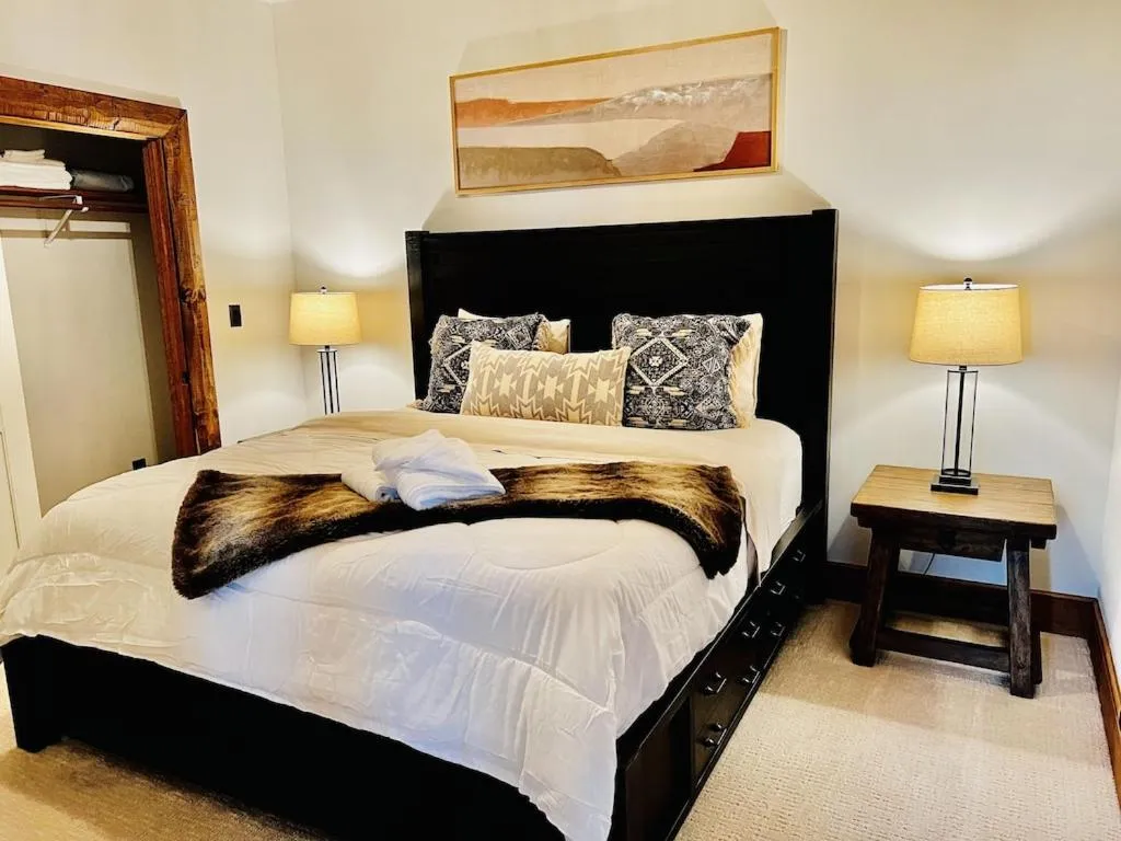 5500 sf cabin 6 king 2 queen beds heated pool spa game room mountain views