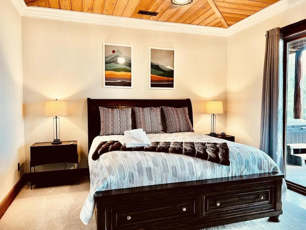 5500 sf cabin 6 king 2 queen beds heated pool spa game room mountain views