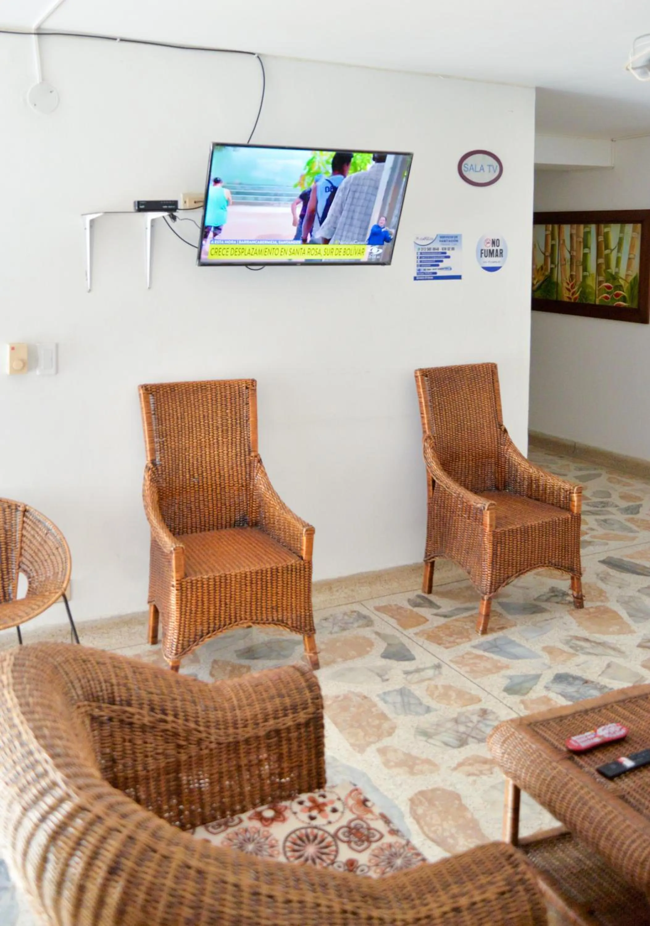 Communal lounge/ TV room in Hotel Acapulco Caucasia