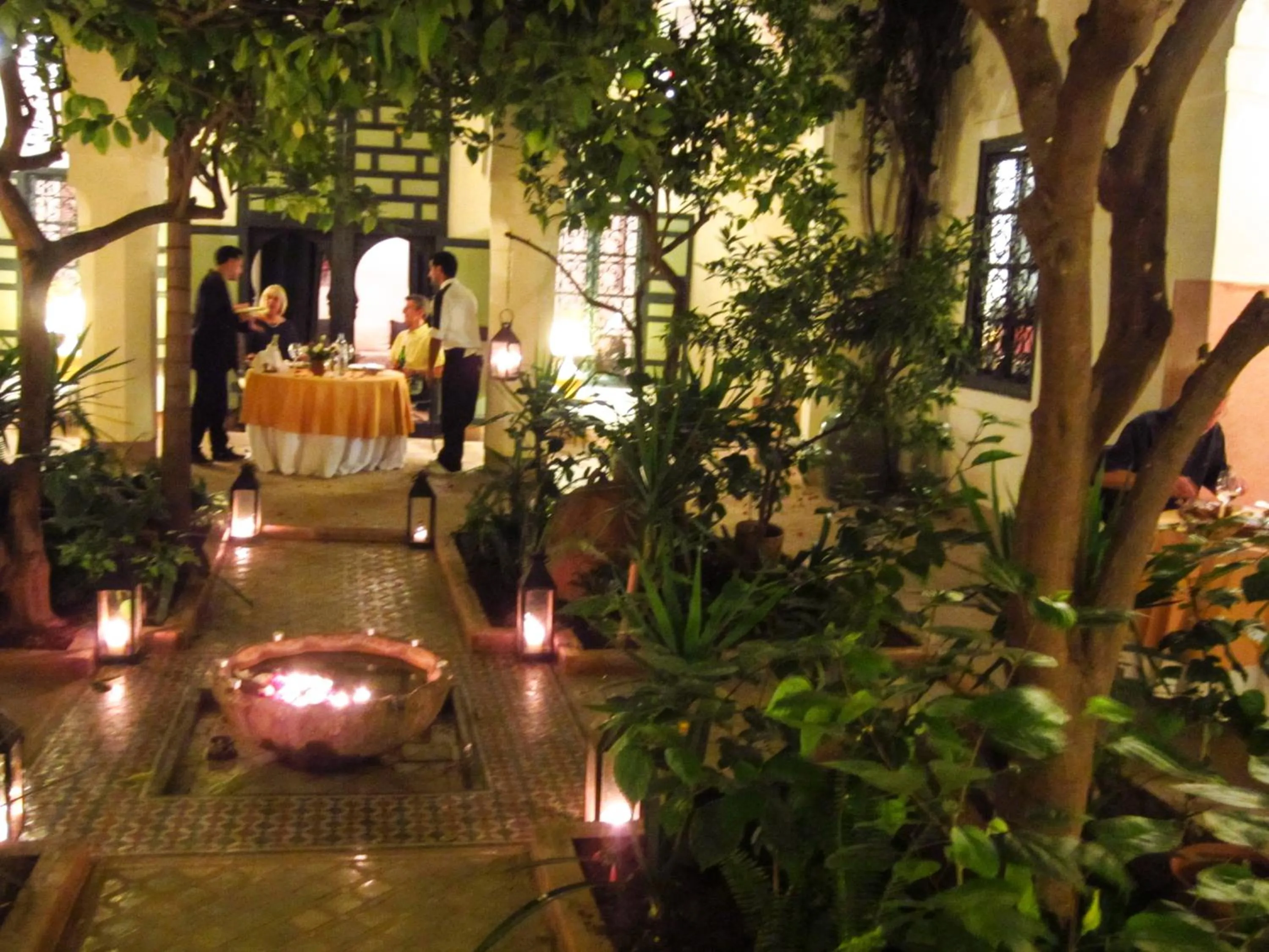 Restaurant/places to eat in Riyad El Cadi