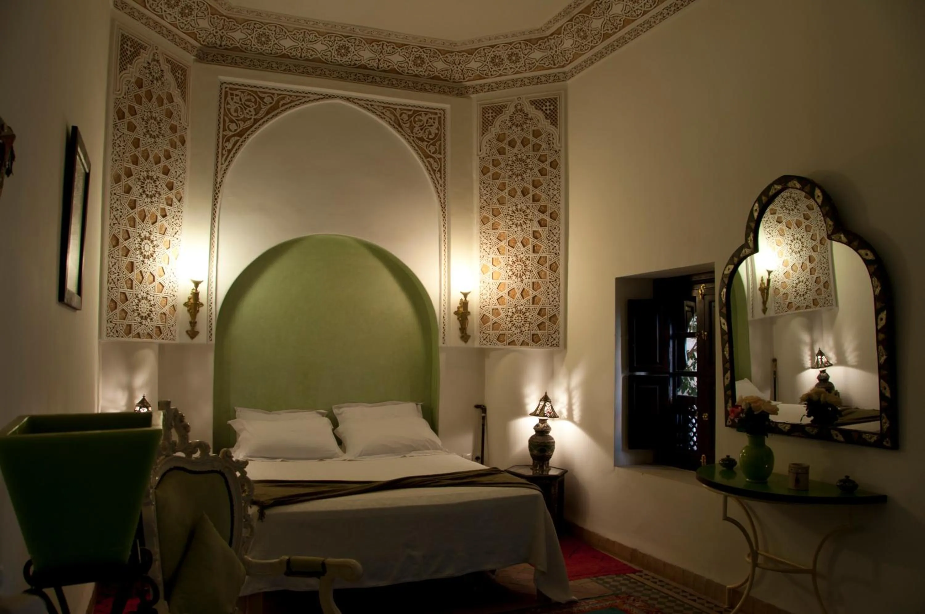 Photo of the whole room, Bed in Riad Les Trois Palmiers El Bacha