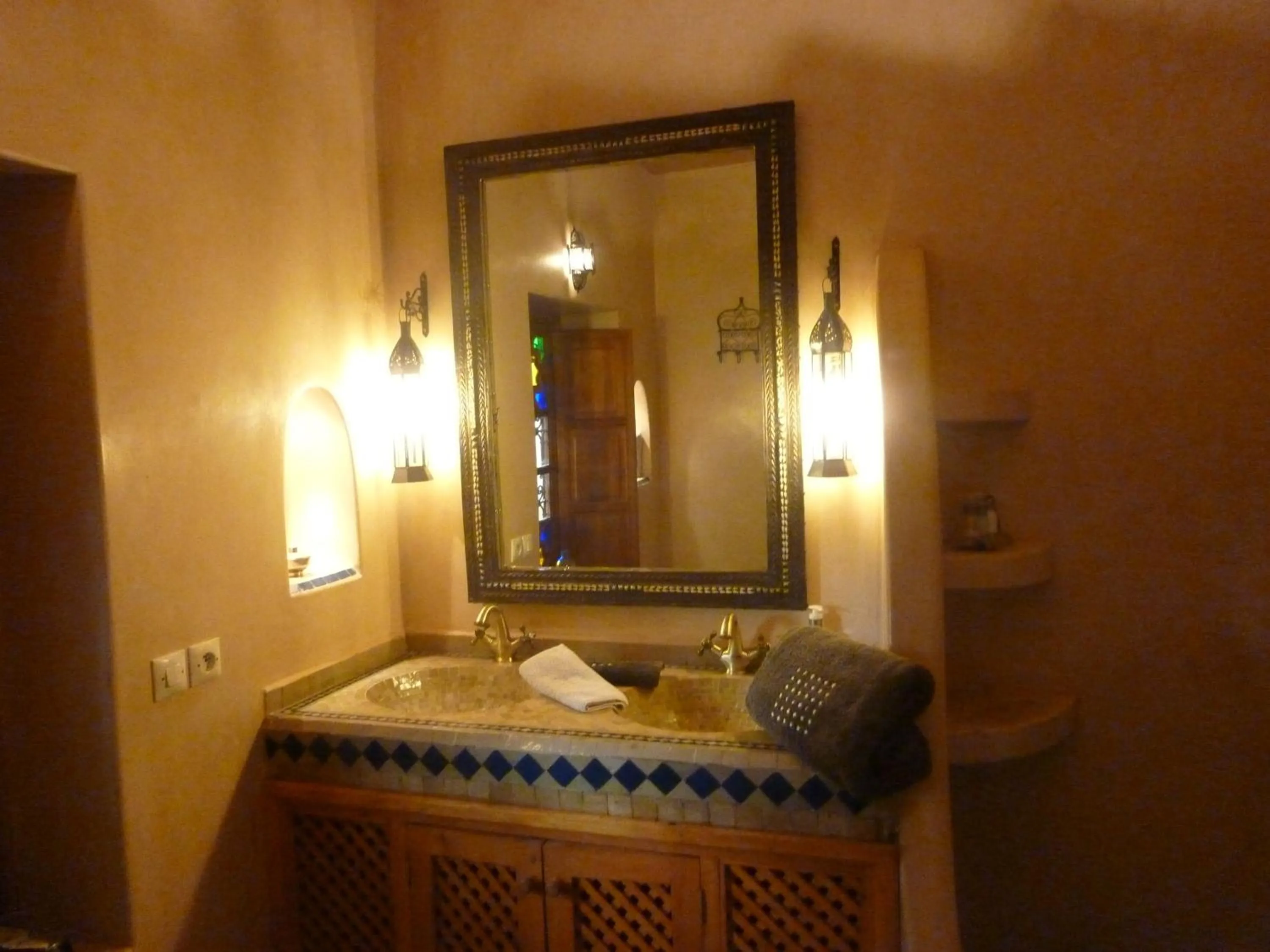 Bathroom, Bed in Riad Les Trois Palmiers El Bacha