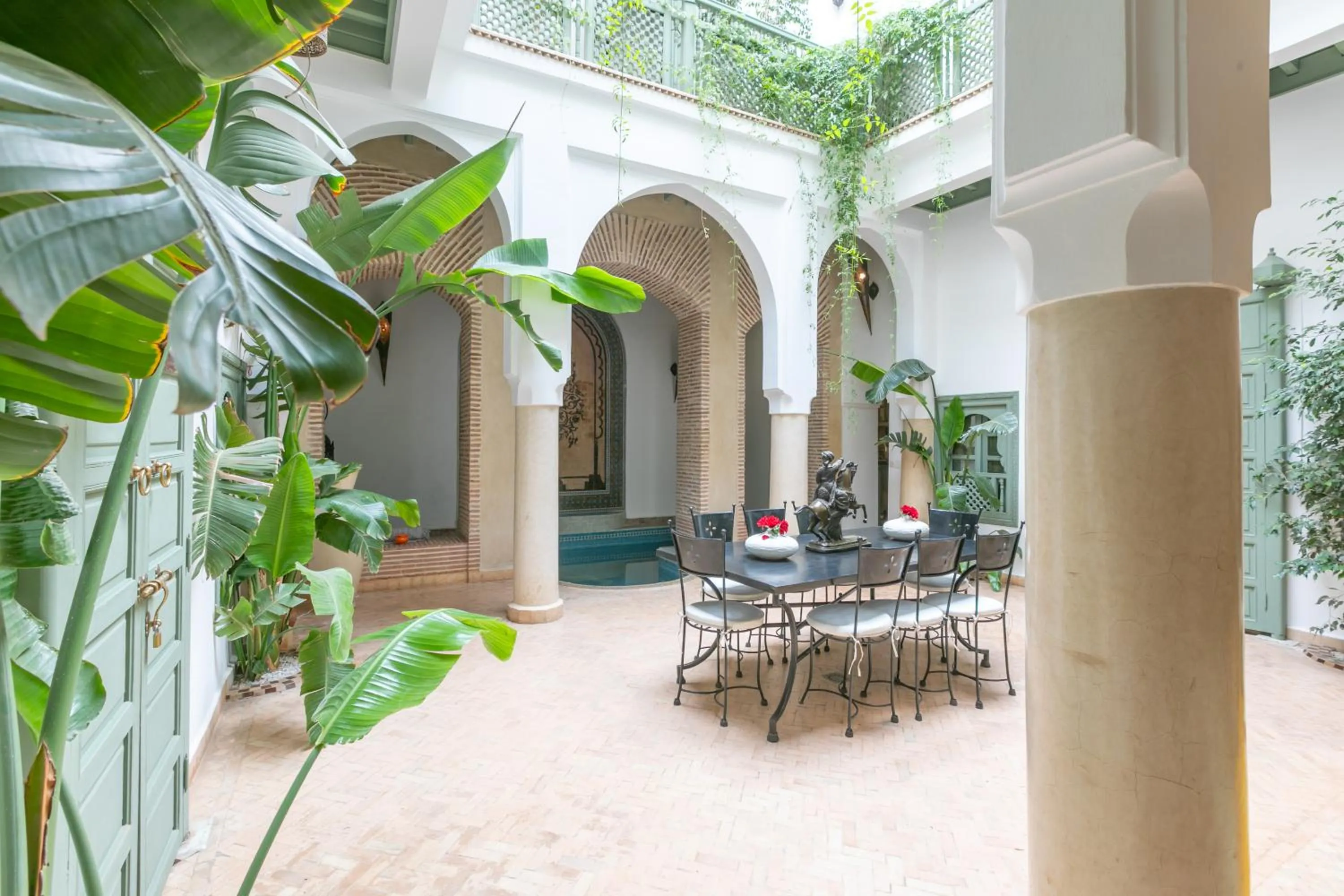 Patio in Riad Les Trois Palmiers El Bacha