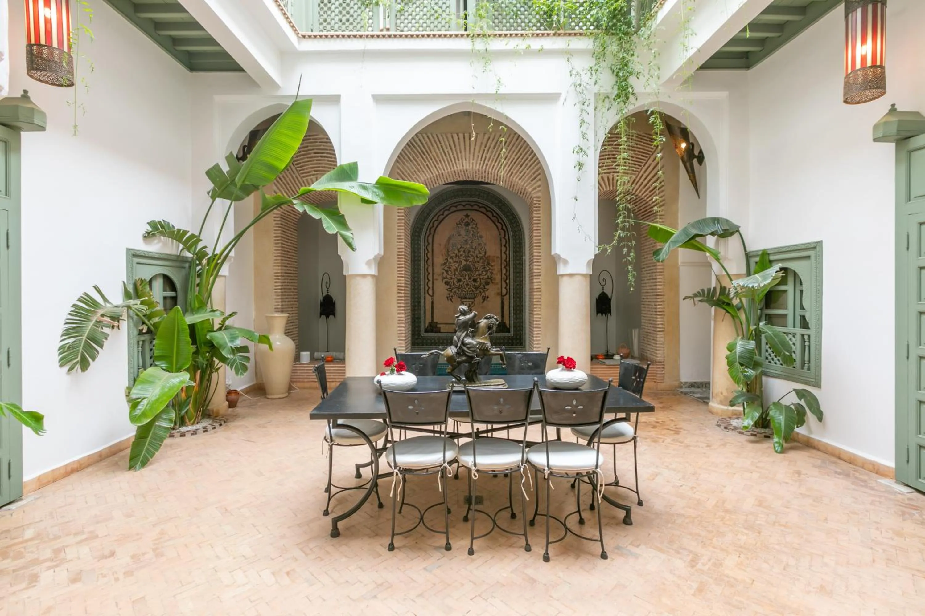 Patio in Riad Les Trois Palmiers El Bacha