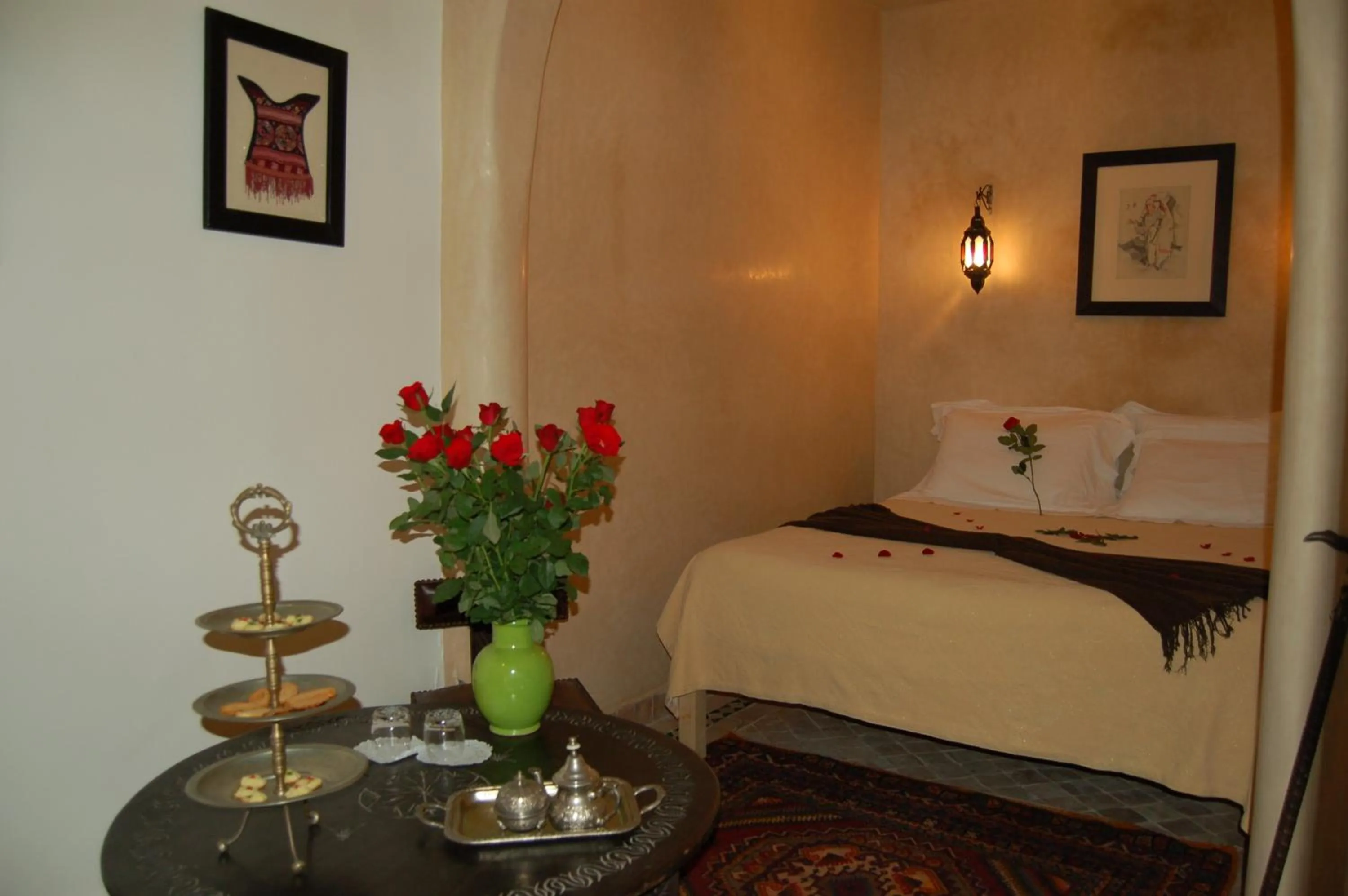 Photo of the whole room, Bed in Riad Les Trois Palmiers El Bacha