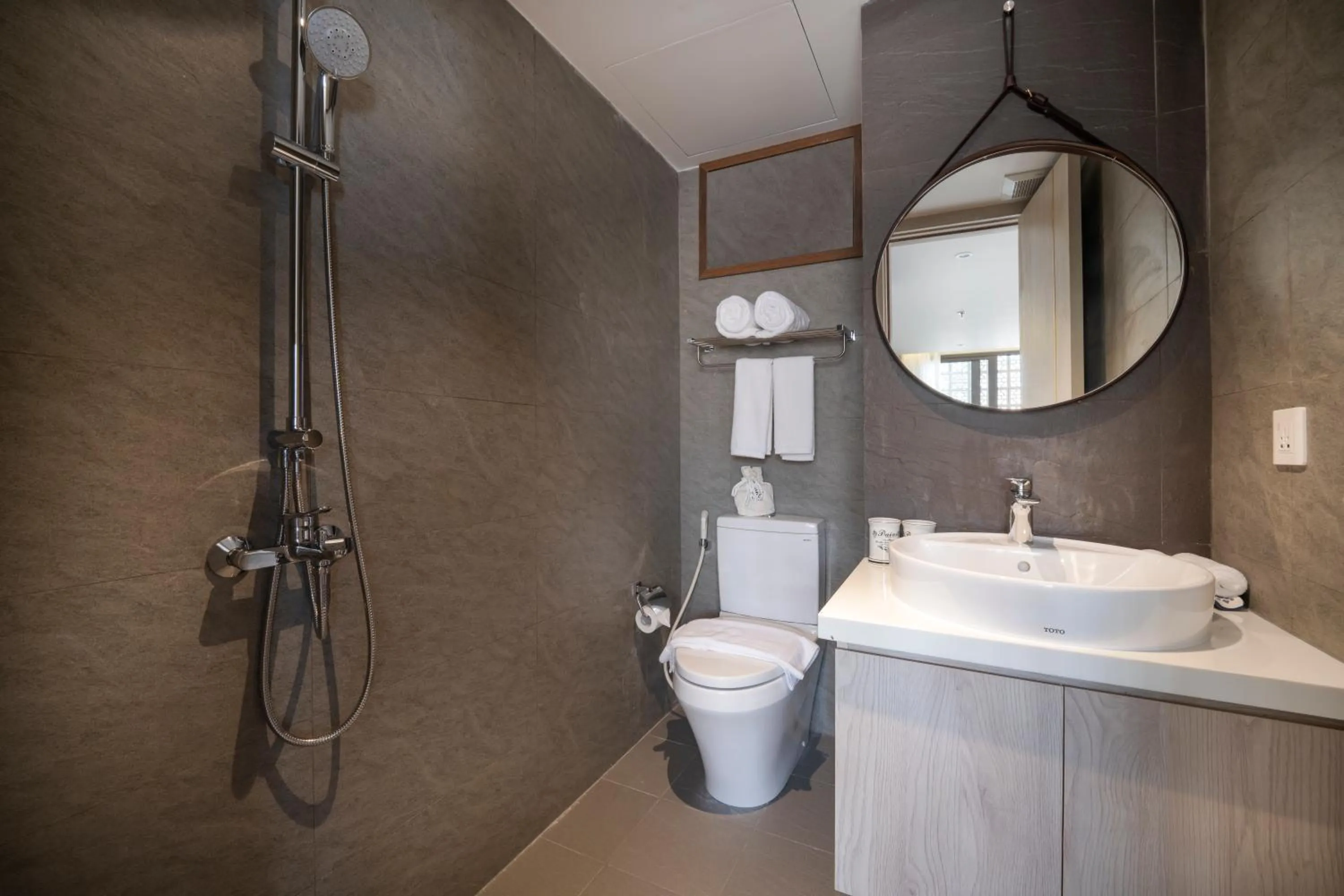 Shower in Tashi Ocean Garden & Apartment Da Nang - My Khe Beach