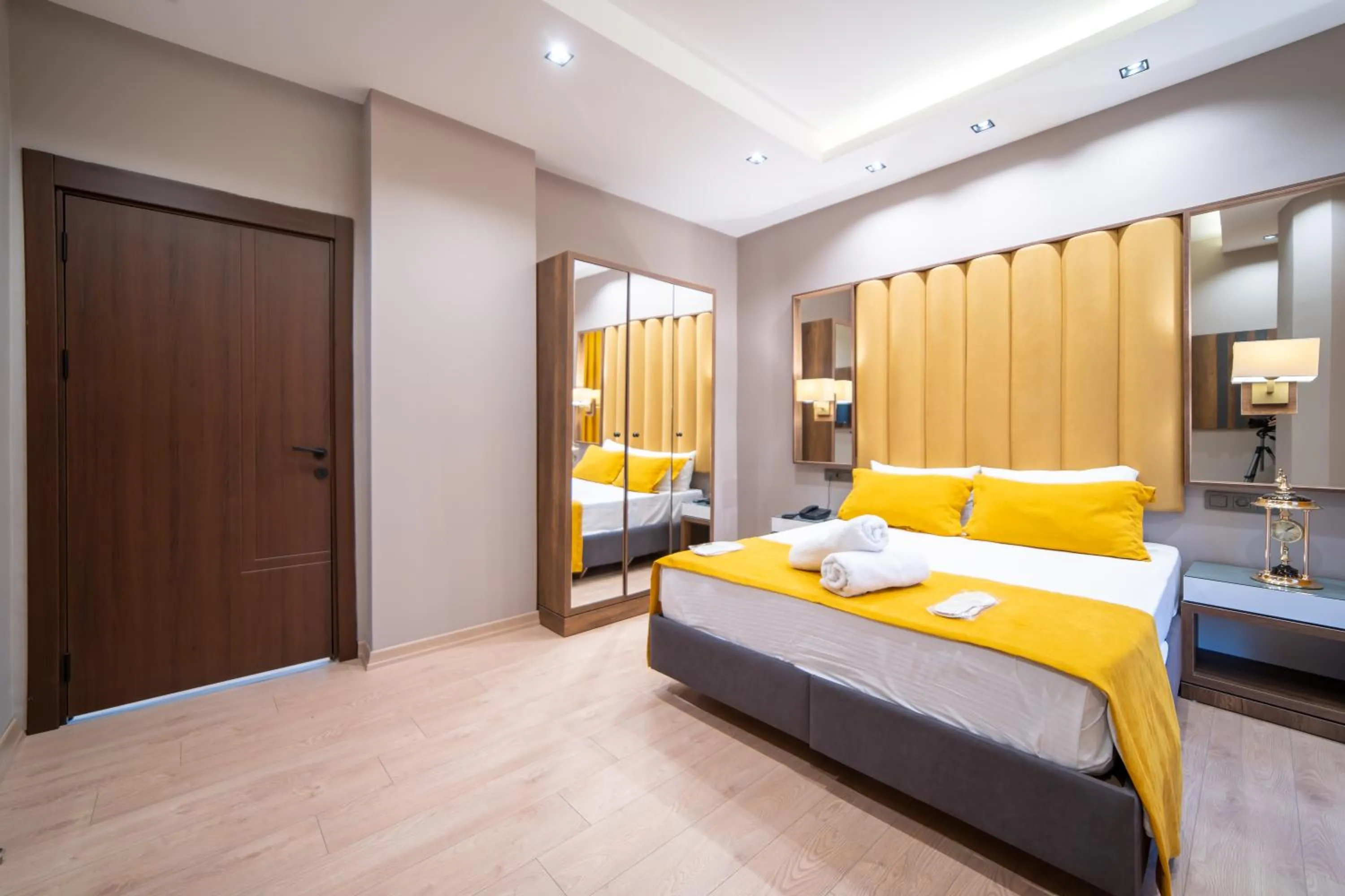 Bed in Garden Room Suit Hotel