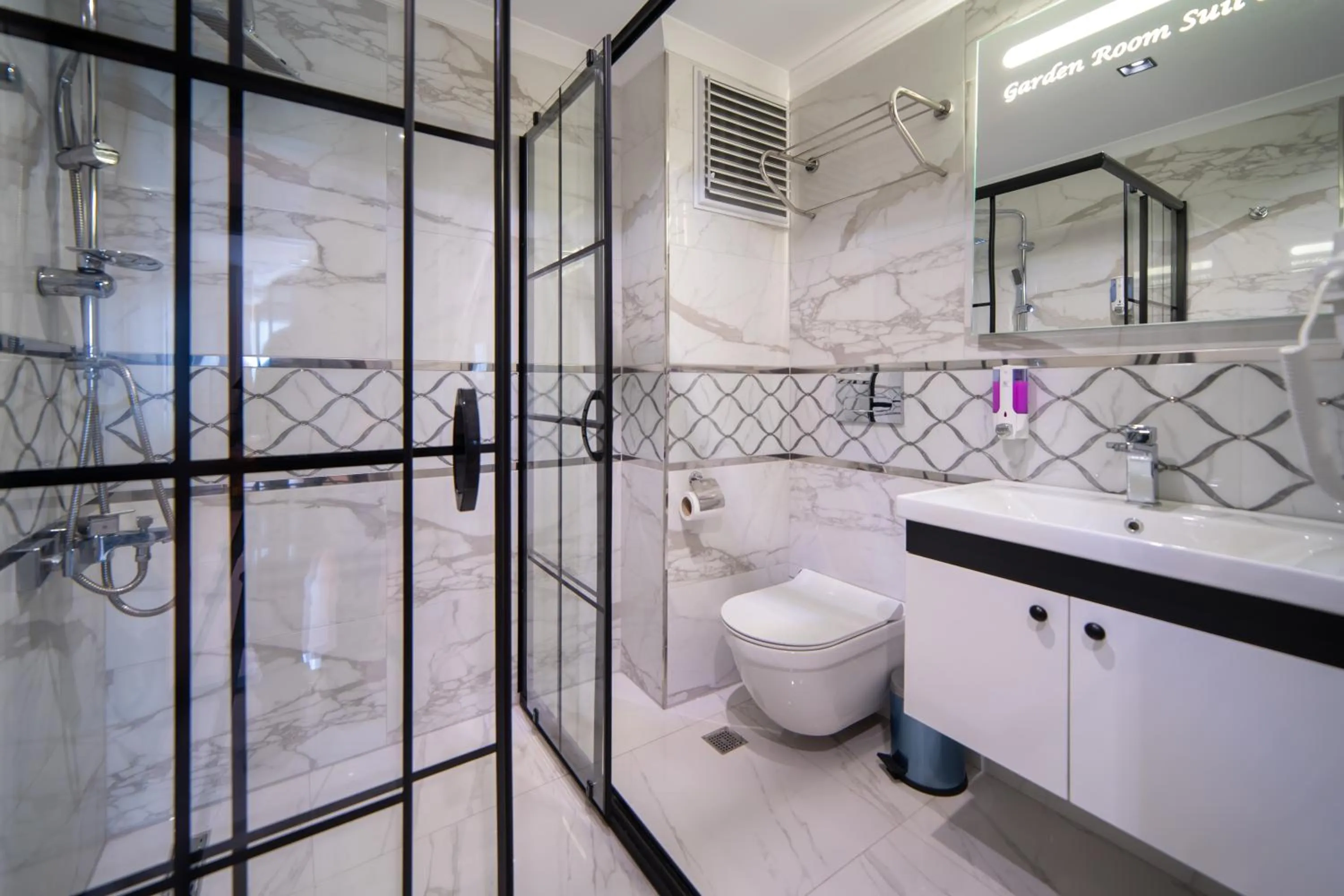 Shower in Garden Room Suit Hotel