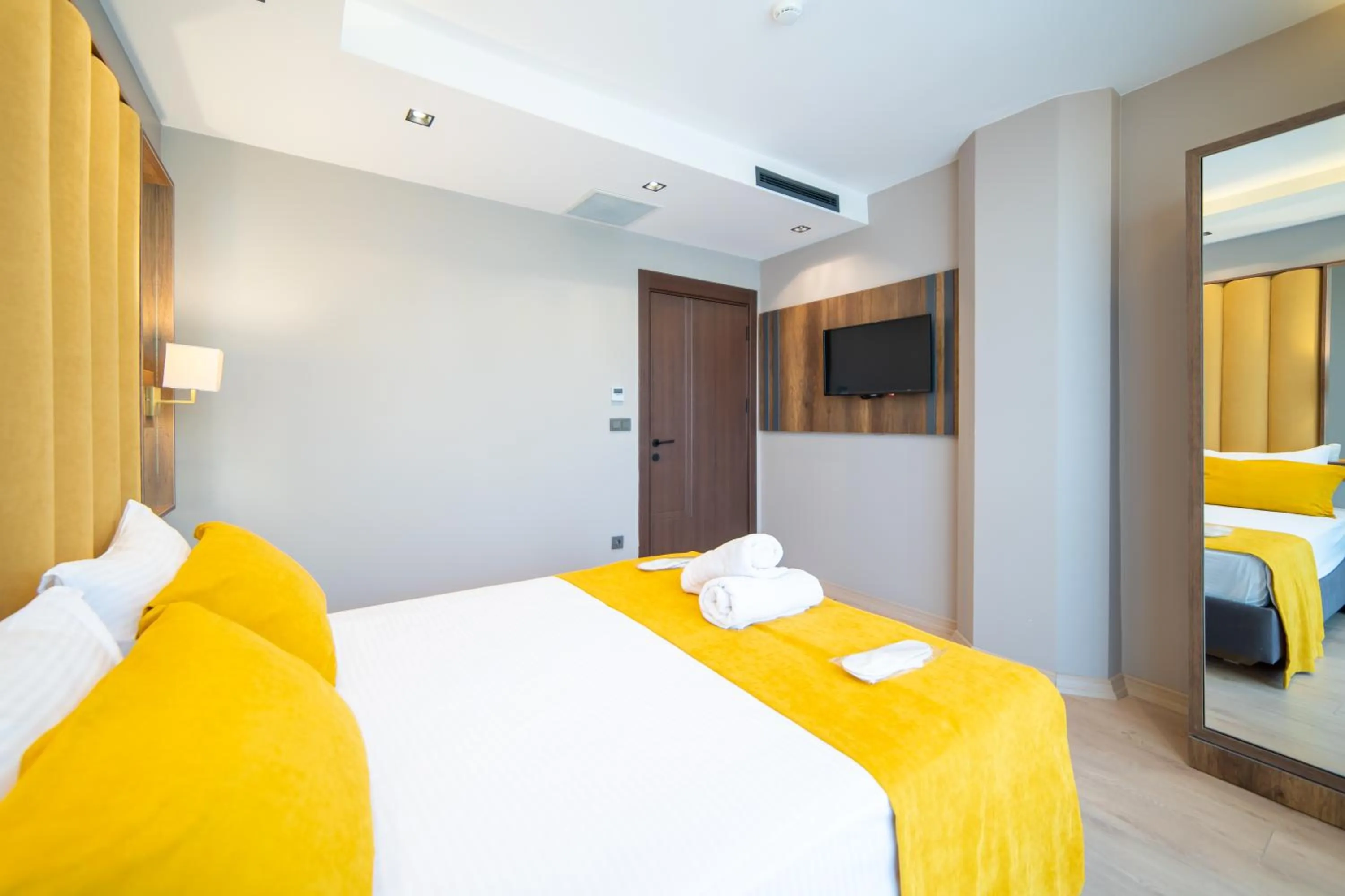 TV and multimedia, Bed in Garden Room Suit Hotel